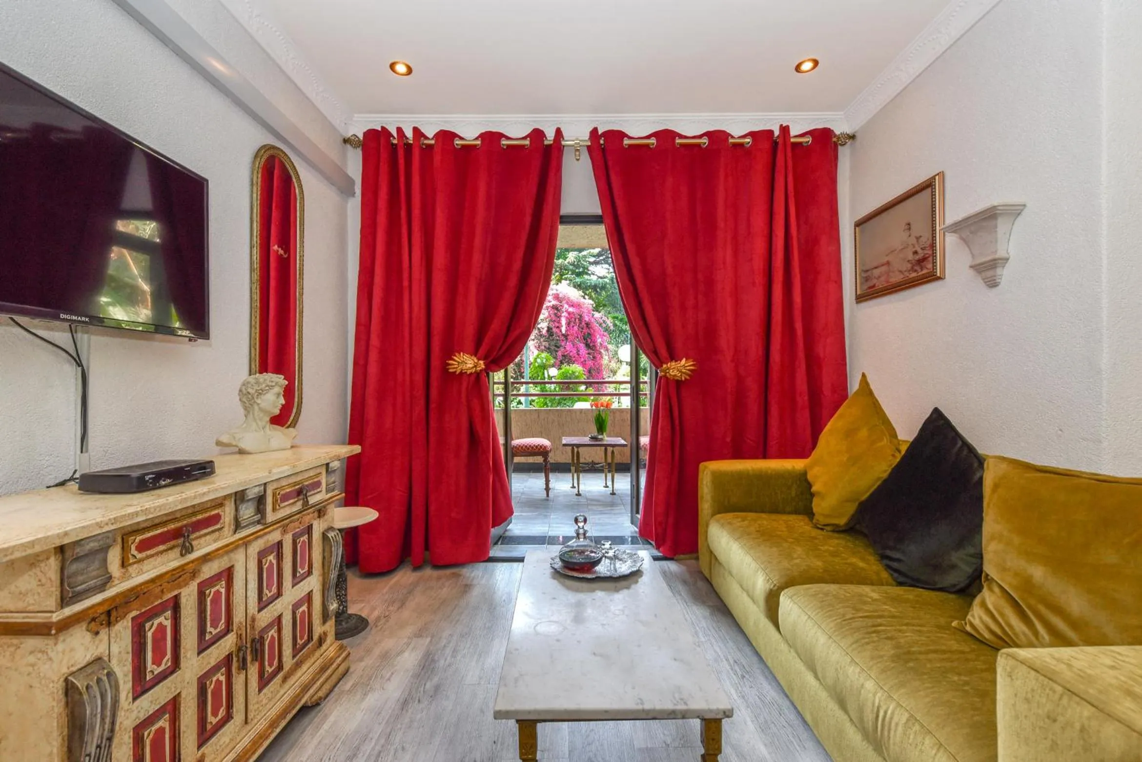 TV and multimedia in Villa Simonne