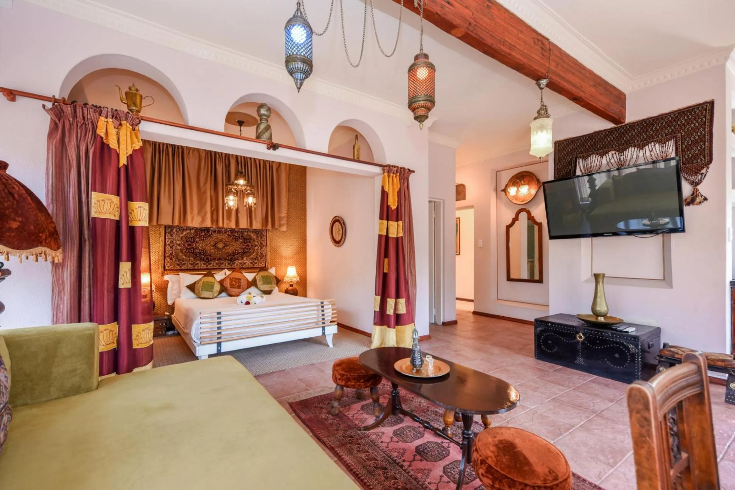 Living room, Bed in Villa Simonne