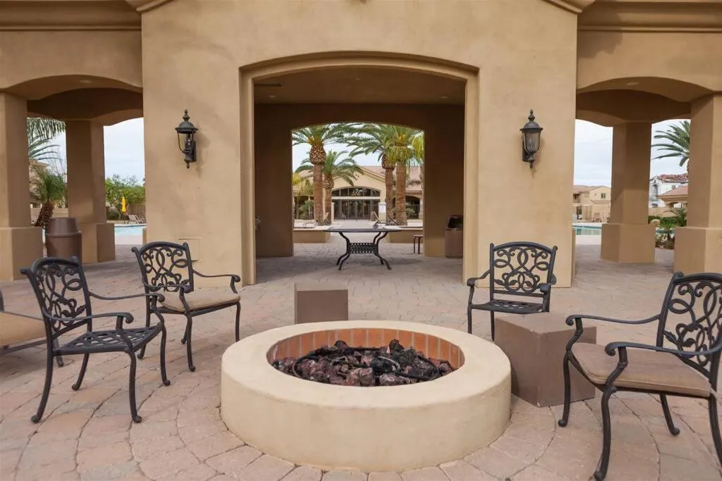 Gated townhouse with heated pool, hot tub, near US60