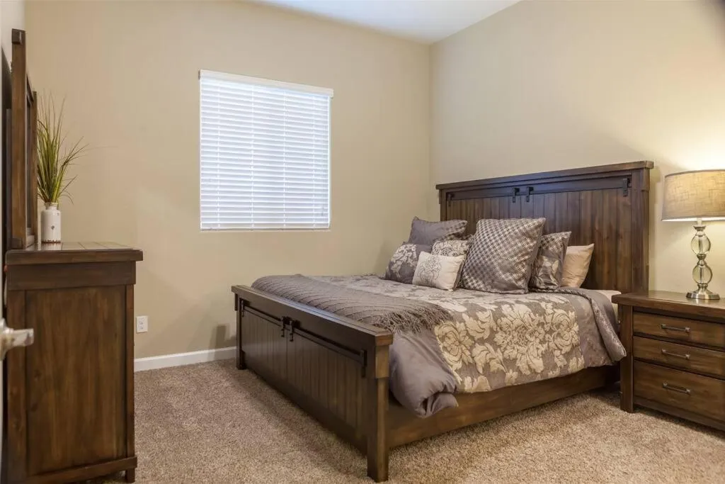 Bed in Gated townhouse with heated pool, hot tub, near US60