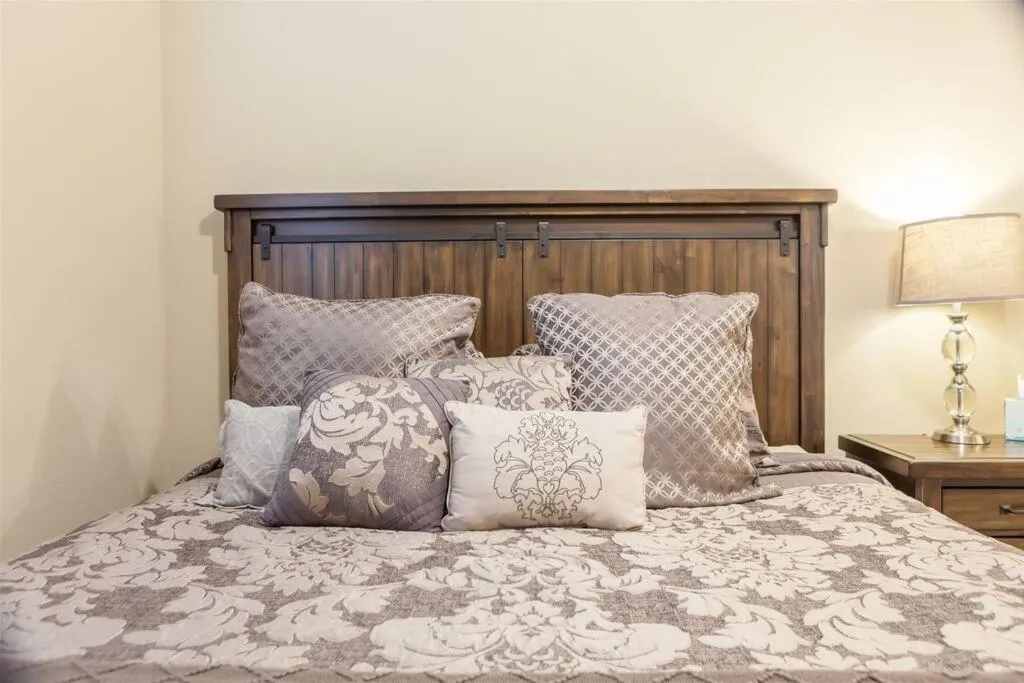 Bed in Gated townhouse with heated pool, hot tub, near US60