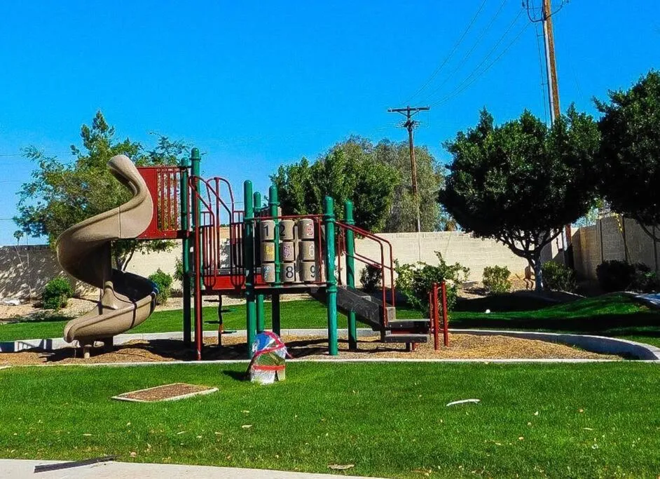 Gated townhouse with heated pool, hot tub, near US60