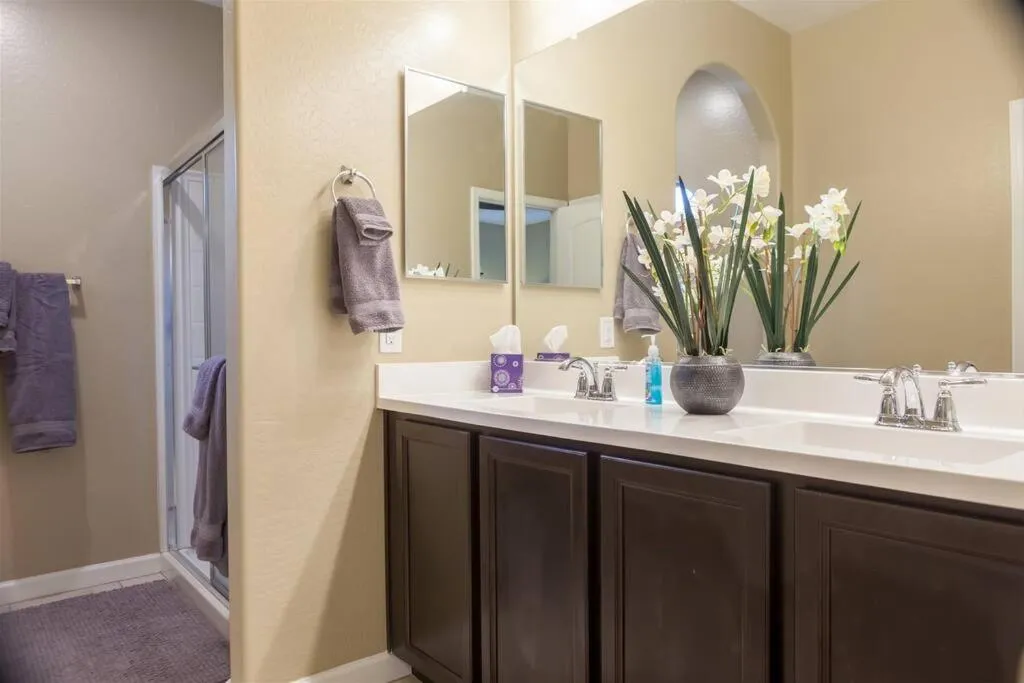 Gated townhouse with heated pool, hot tub, near US60