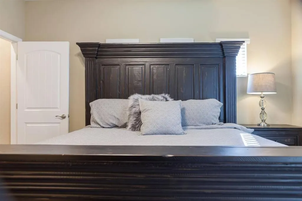 Bed in Gated townhouse with heated pool, hot tub, near US60