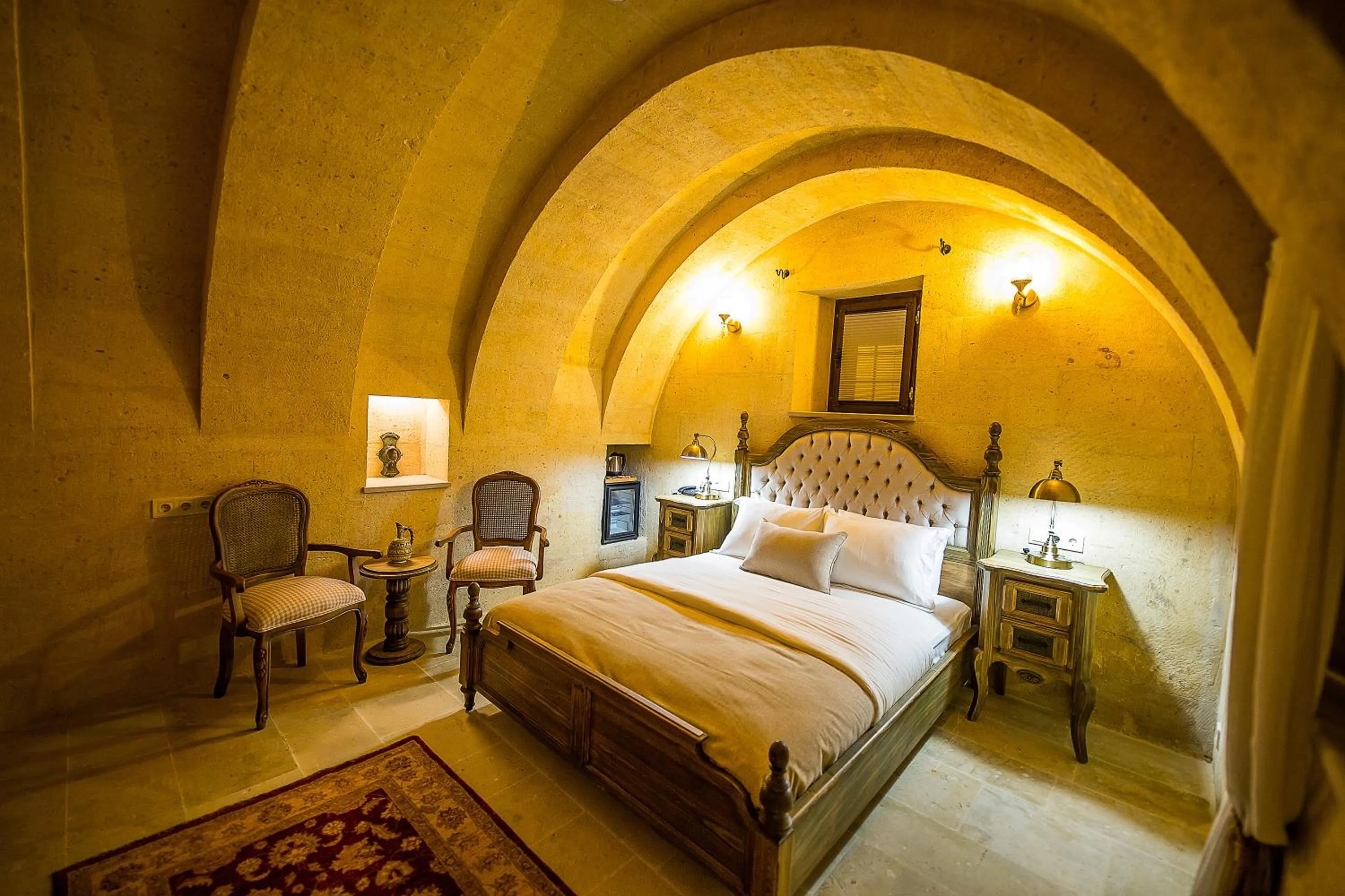 Photo of the whole room, Bed in Maya Cave