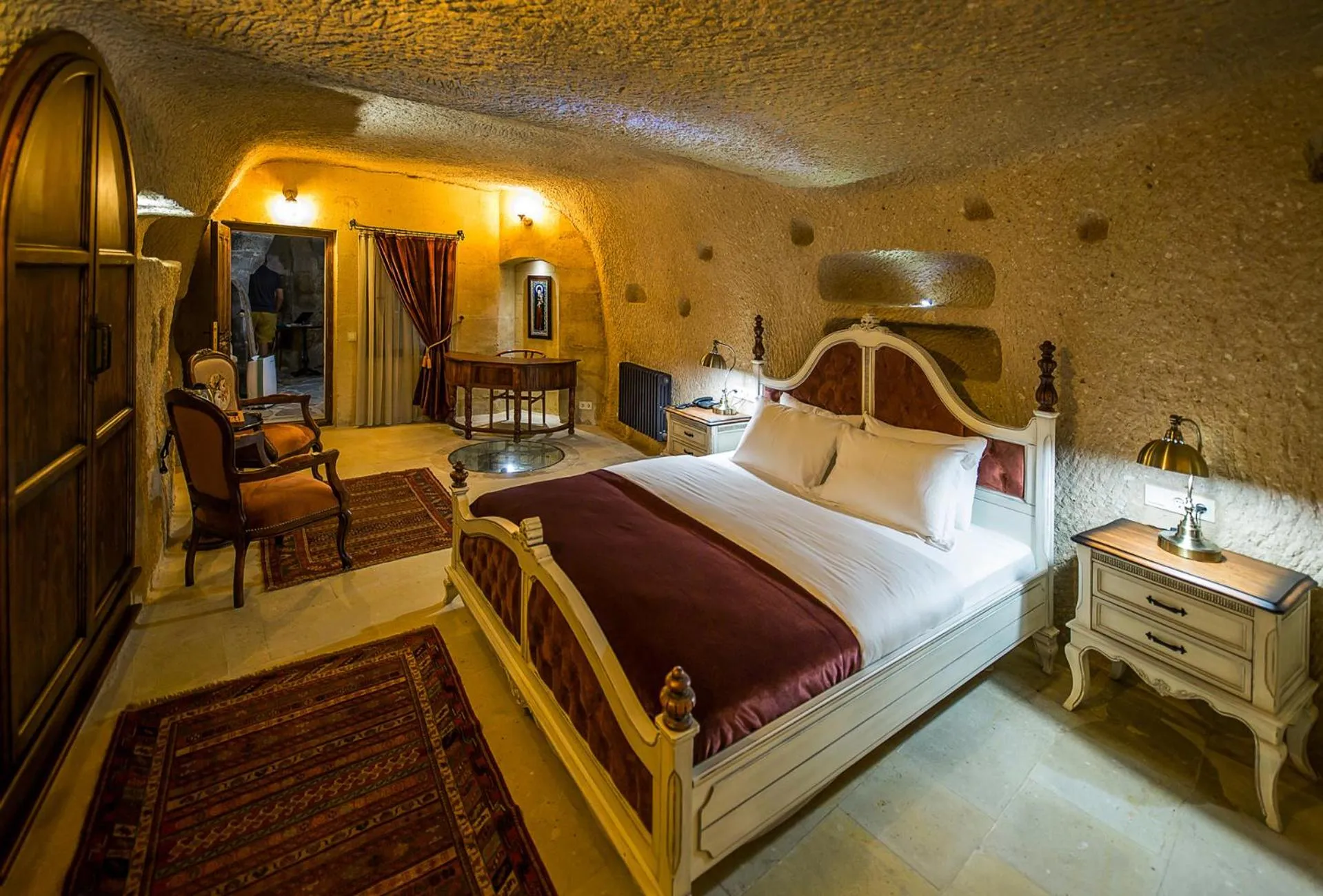 Photo of the whole room, Bed in Maya Cave