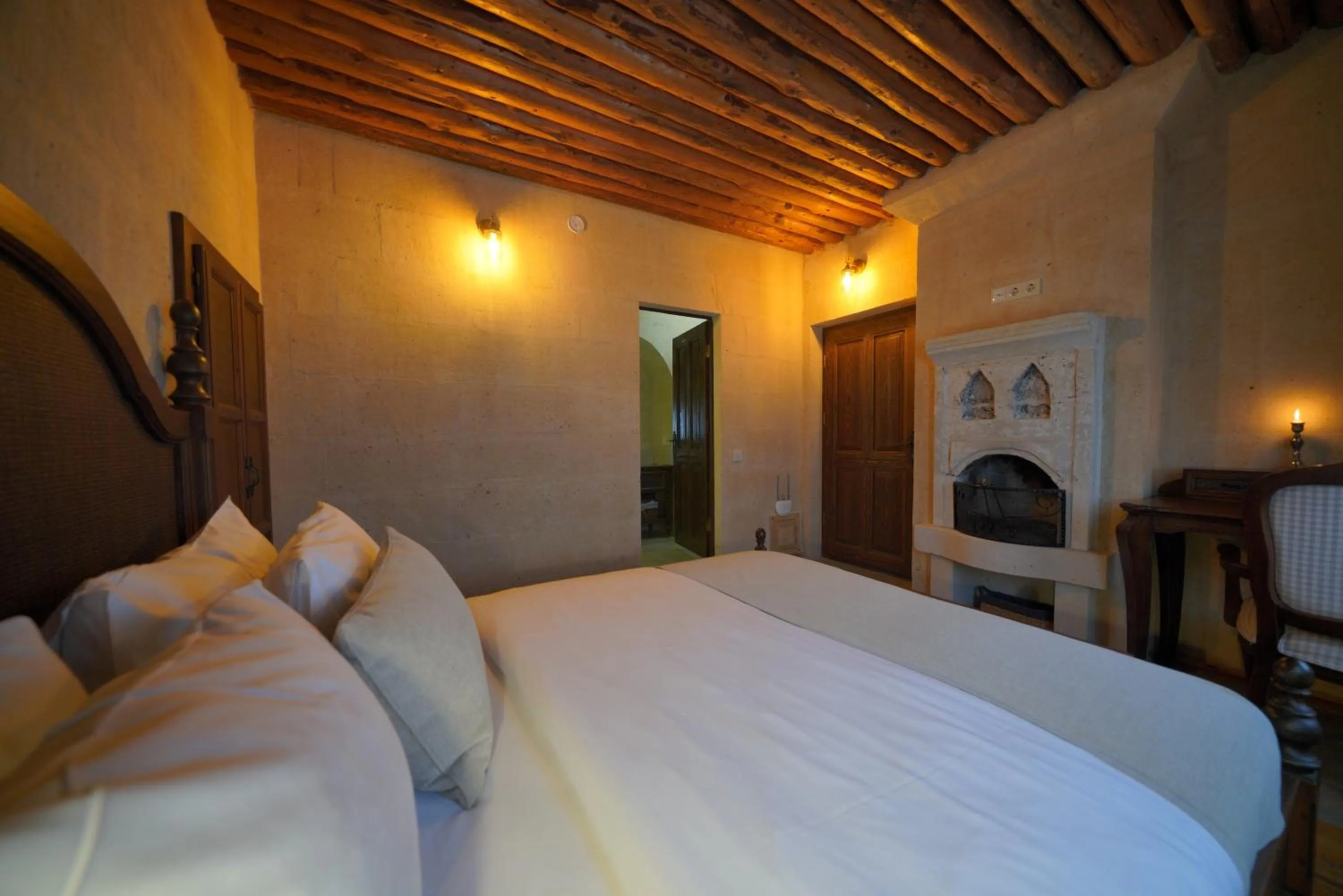 Photo of the whole room, Bed in Maya Cave