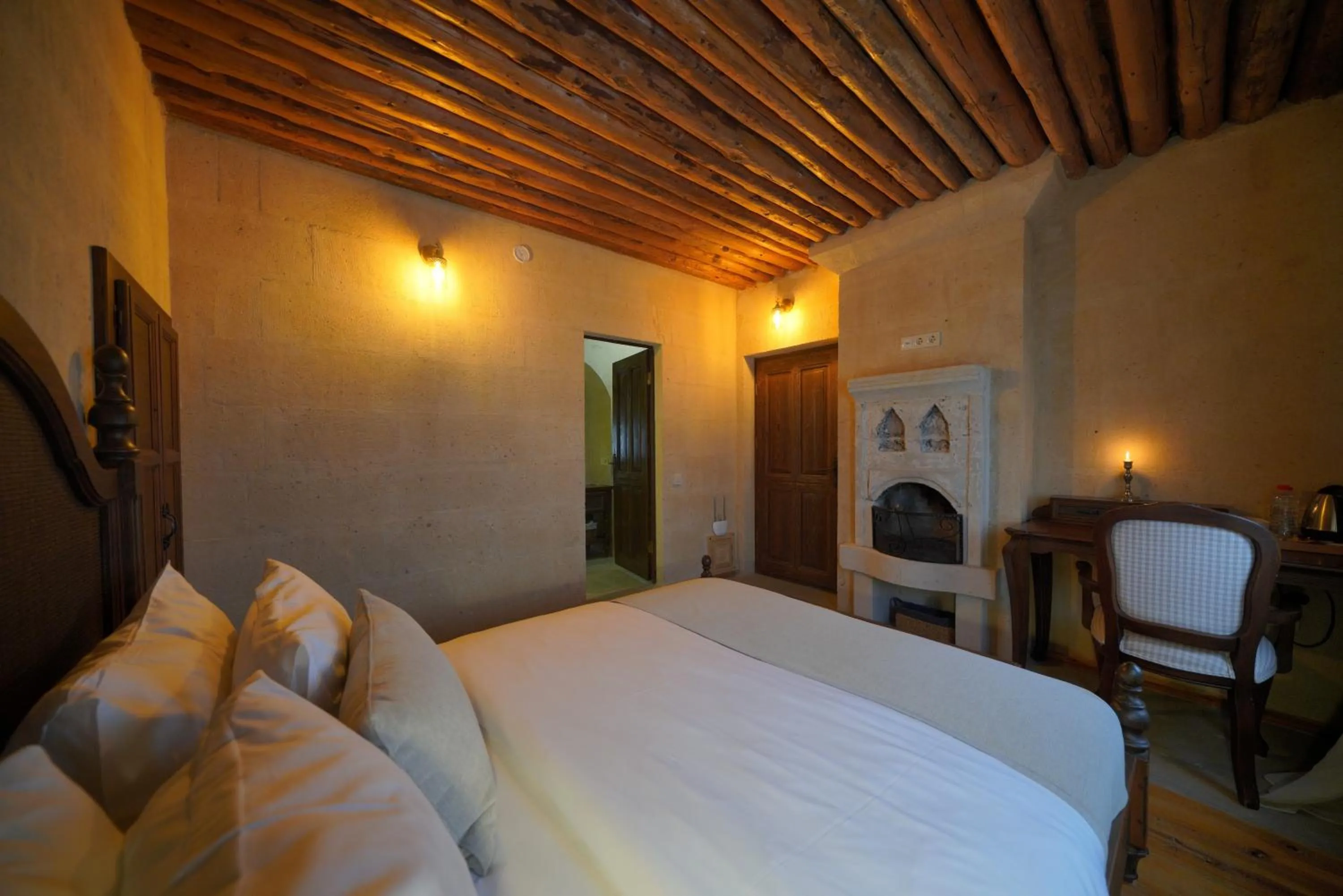 Photo of the whole room, Bed in Maya Cave