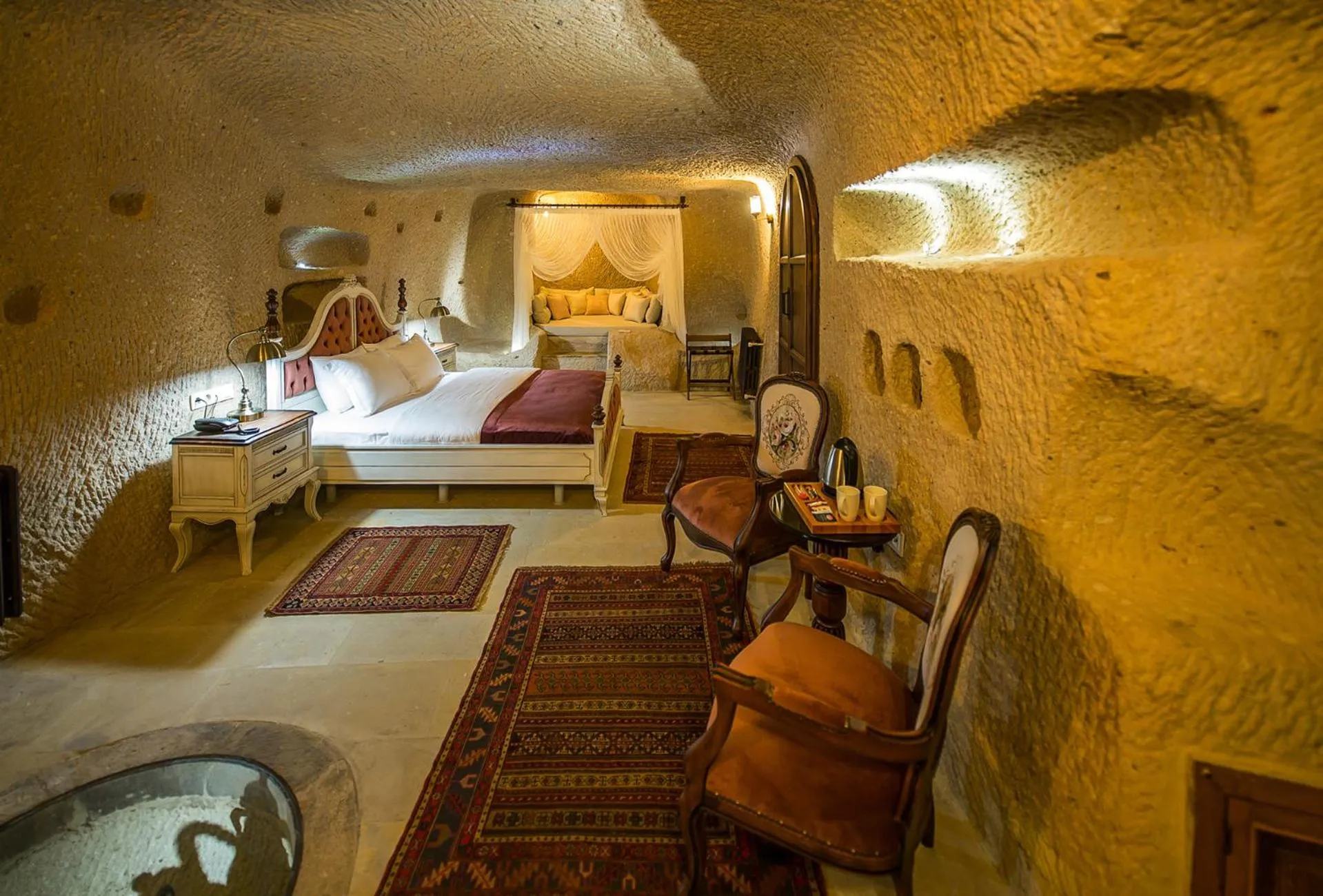 Photo of the whole room, Bed in Maya Cave