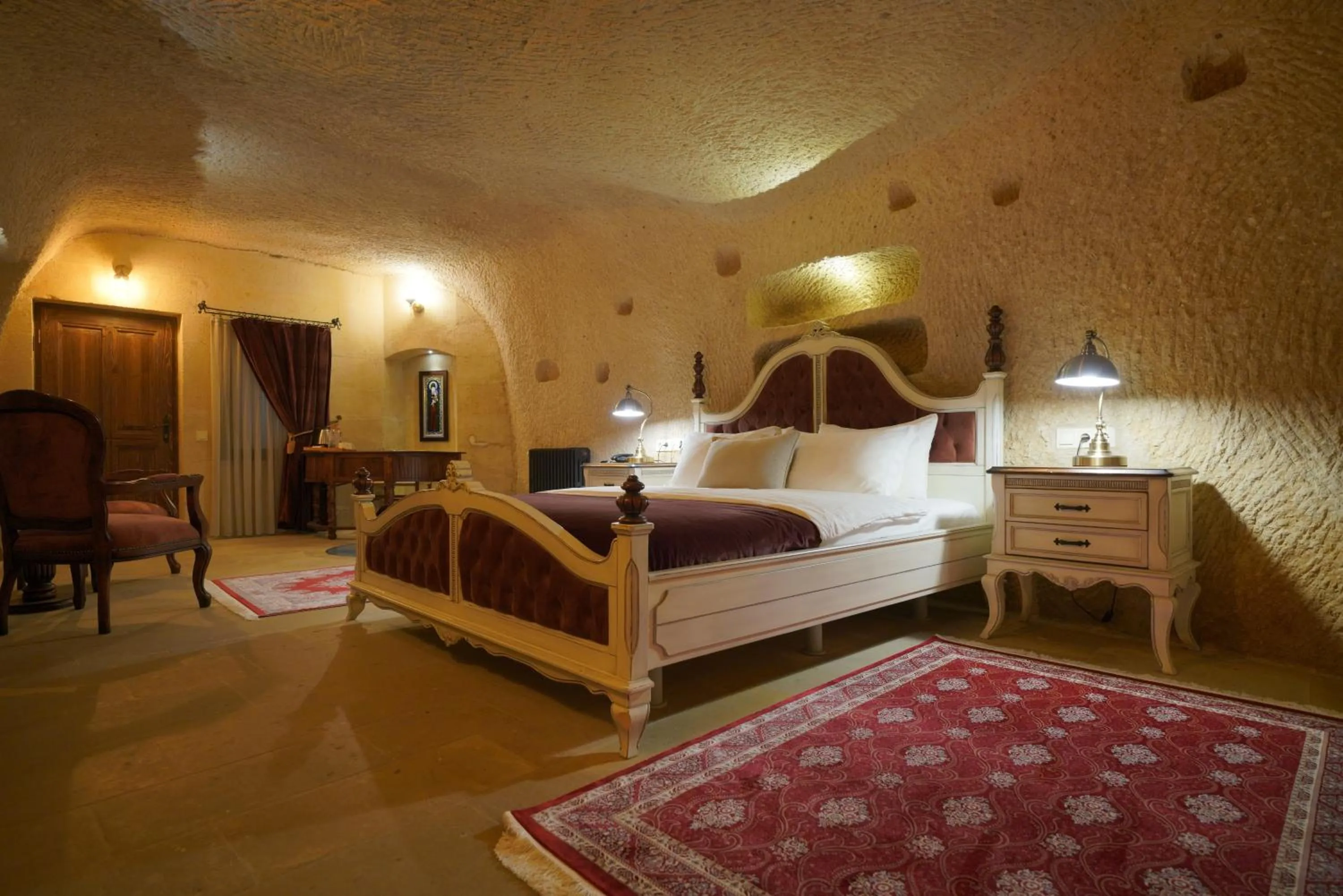 Photo of the whole room, Bed in Maya Cave