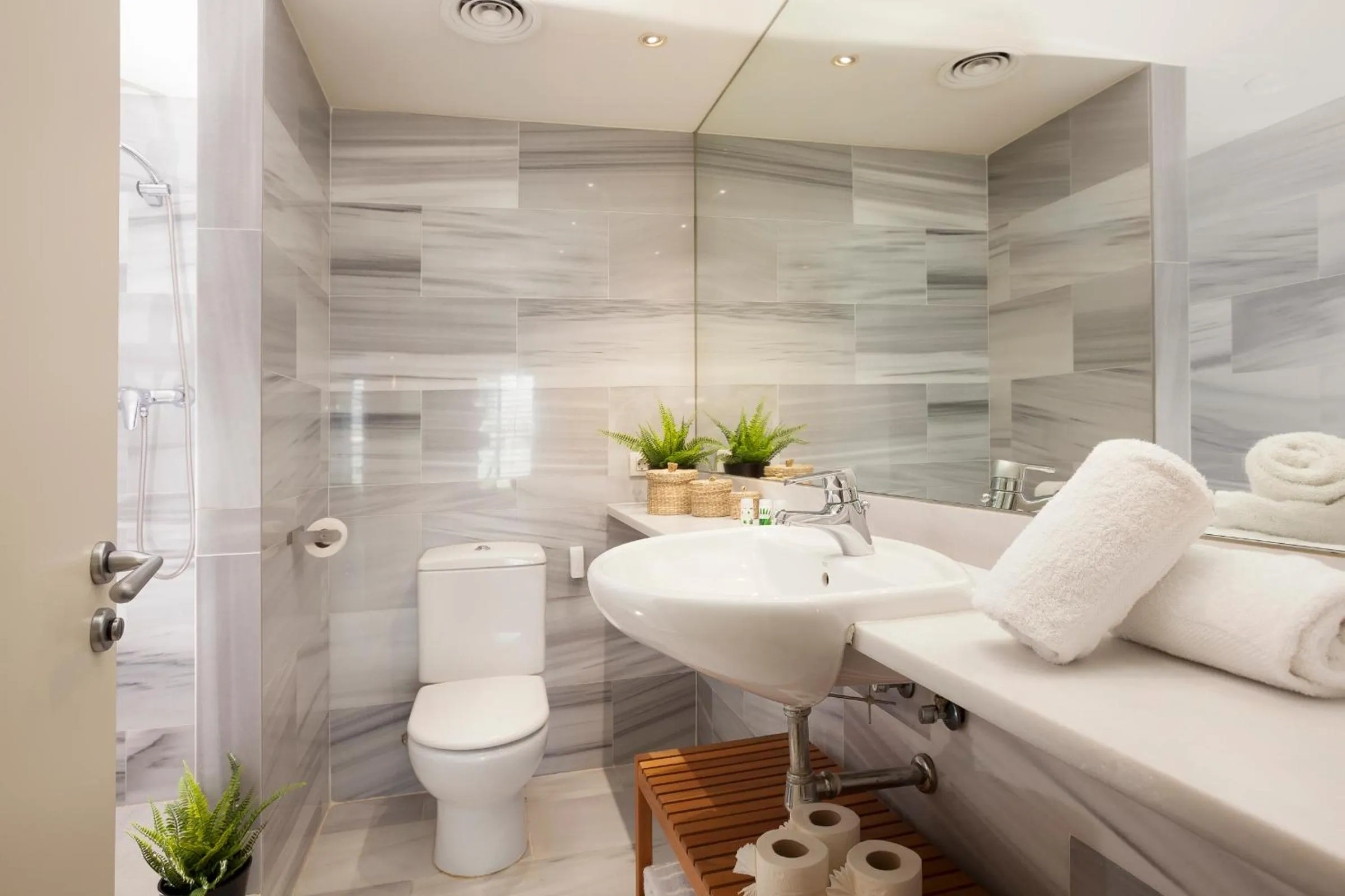 Bathroom in Rent Top Apartments Beach-Diagonal Mar