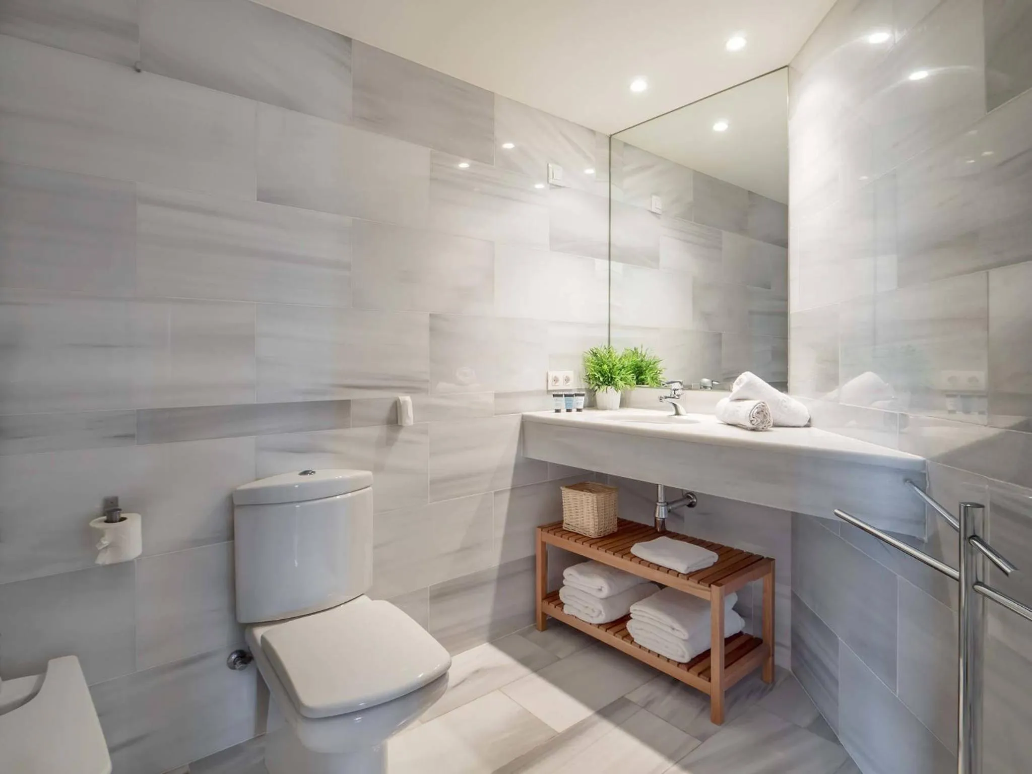 Bathroom in Rent Top Apartments Beach-Diagonal Mar