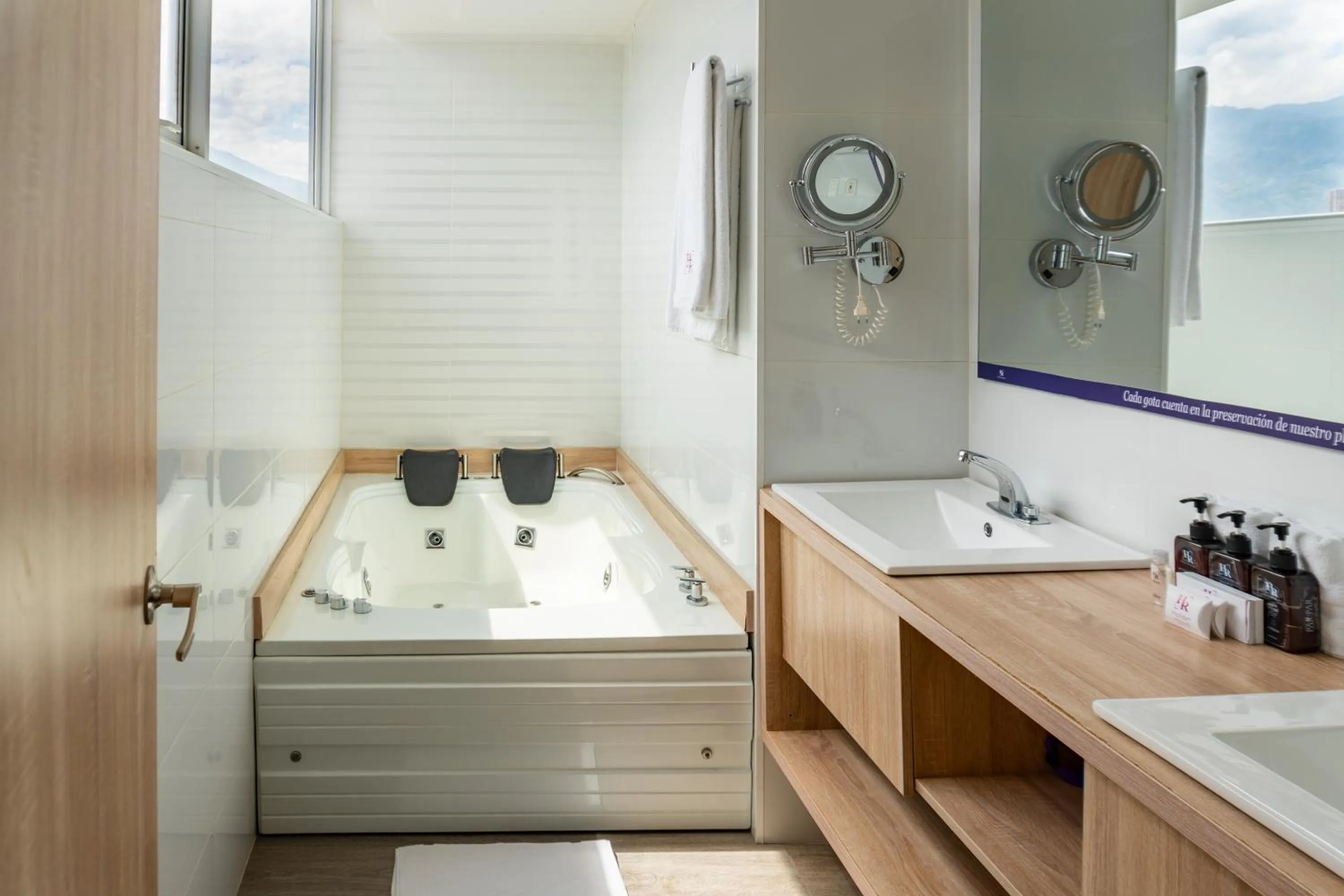 Toilet in Hotel Roseliere Bucaramanga