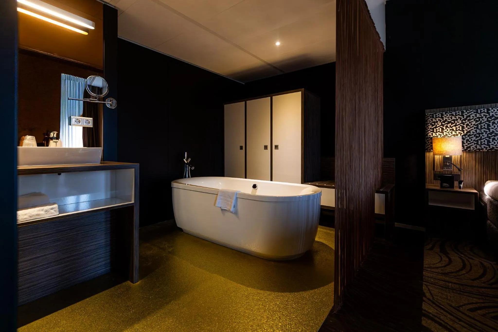 Bathroom, Bed in City Hotel Gouda, WorldHotels Crafted Collection
