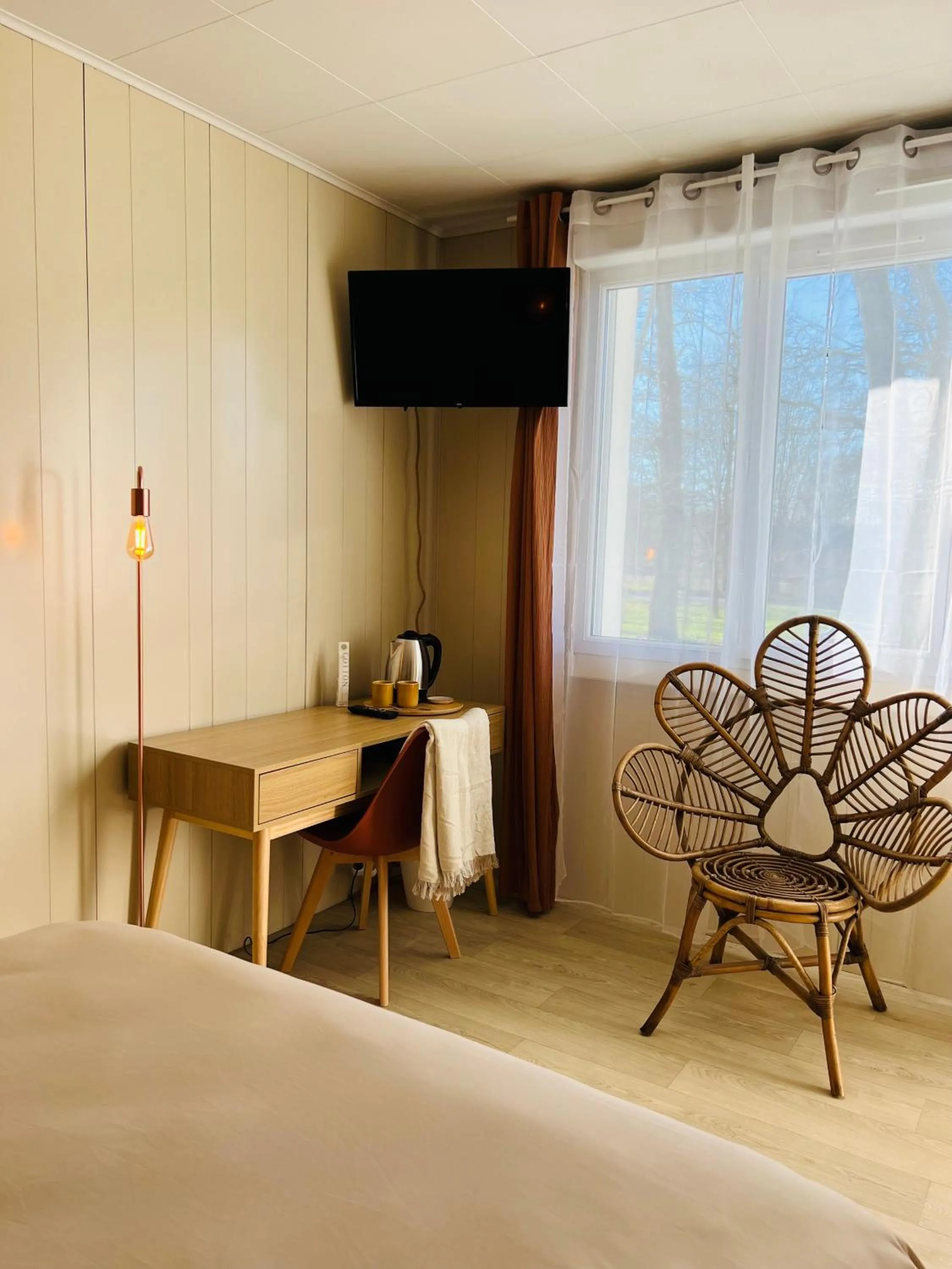 TV and multimedia, Bed in Motel Les Broussailles