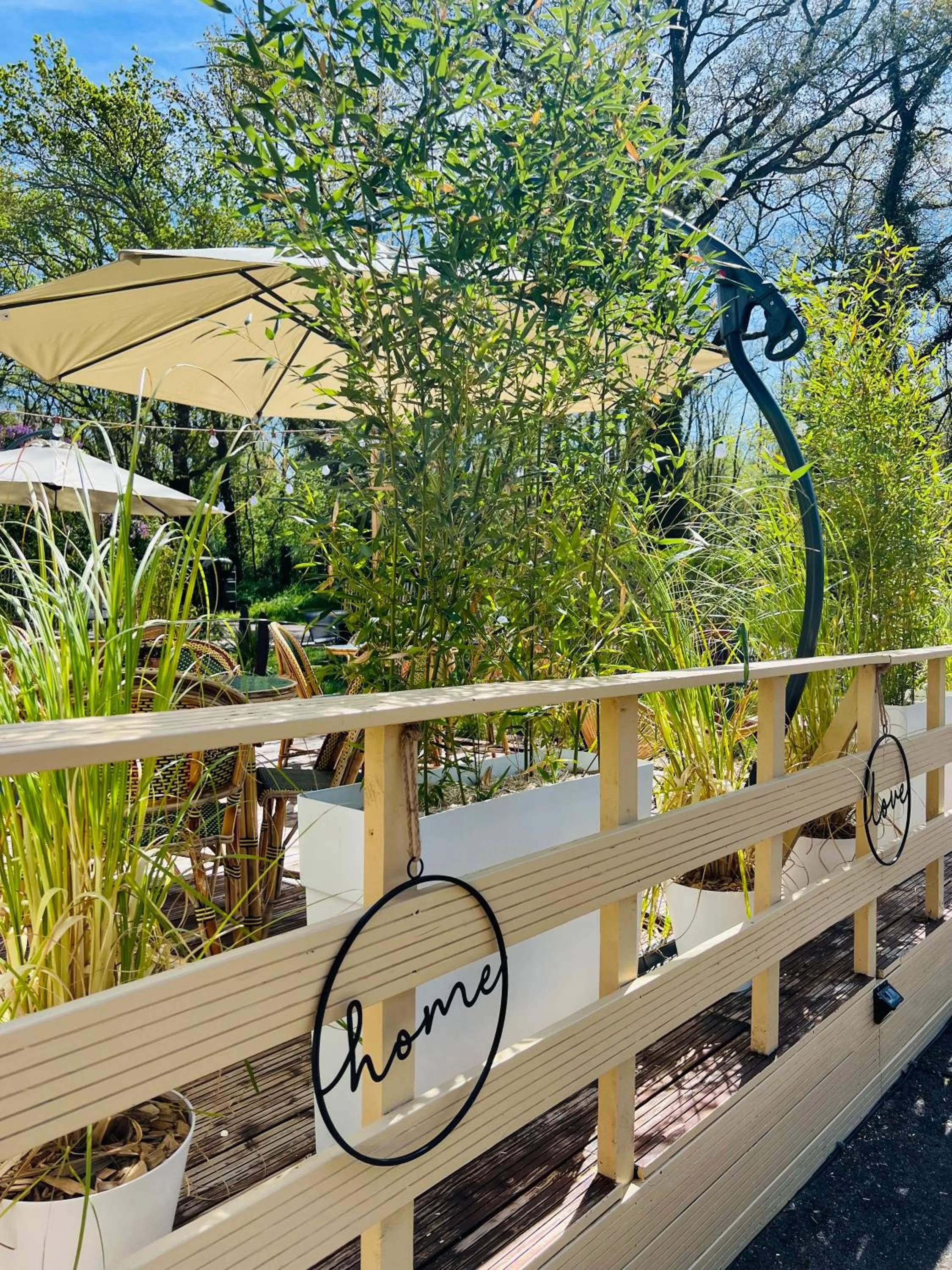 Patio in Motel Les Broussailles