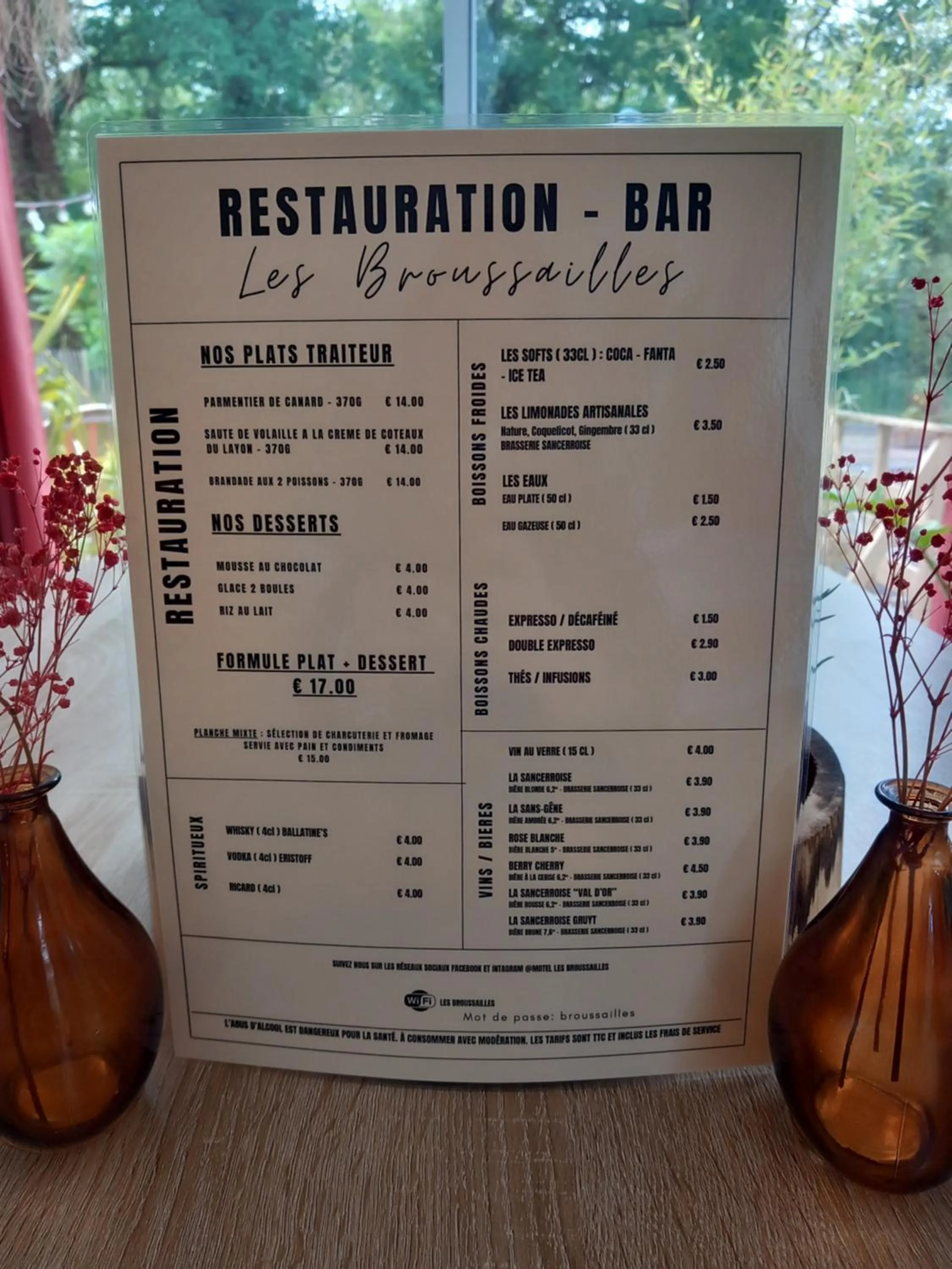 Lounge or bar in Motel Les Broussailles