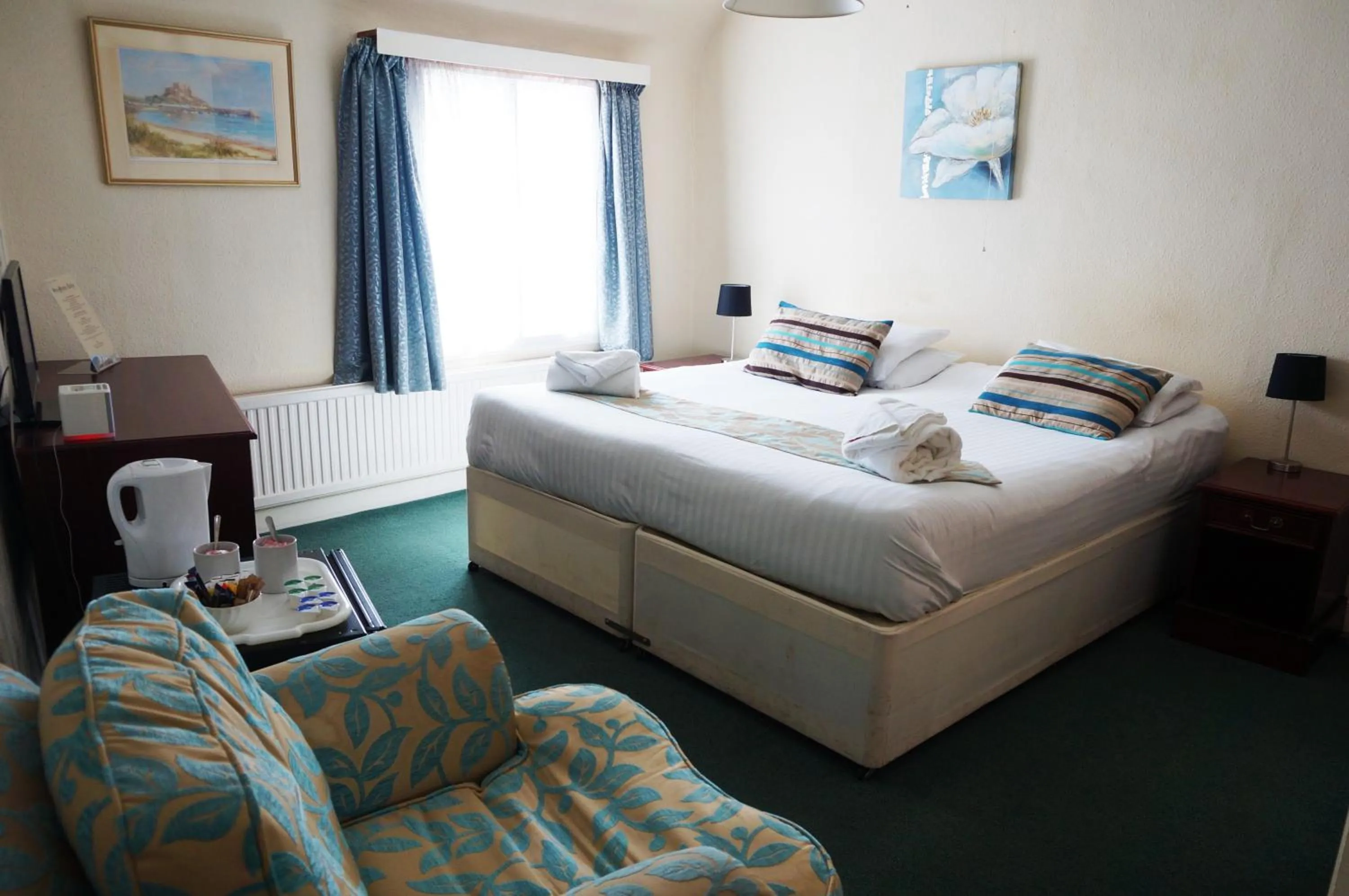 Photo of the whole room, Bed in Greyfriars Lodge Canterbury