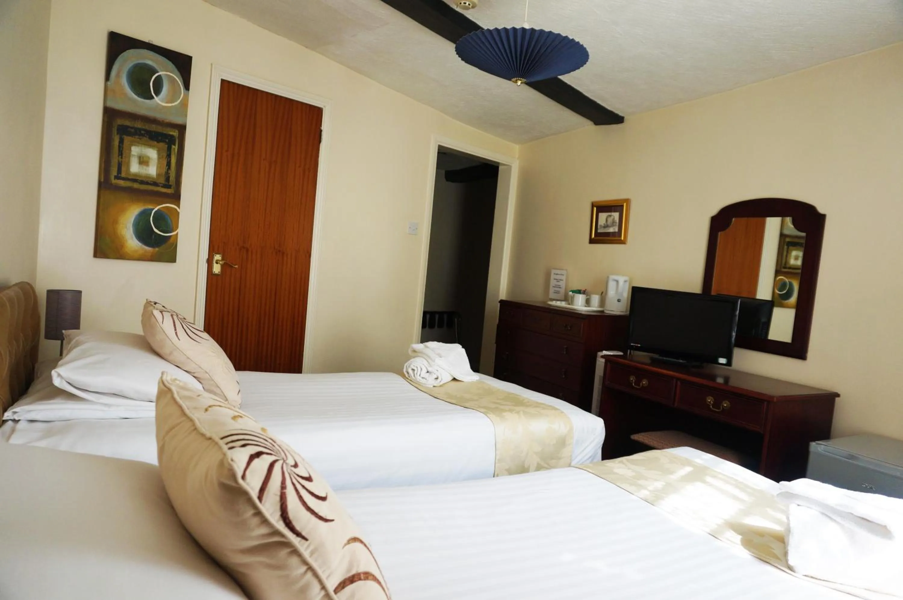 Photo of the whole room, Bed in Greyfriars Lodge Canterbury