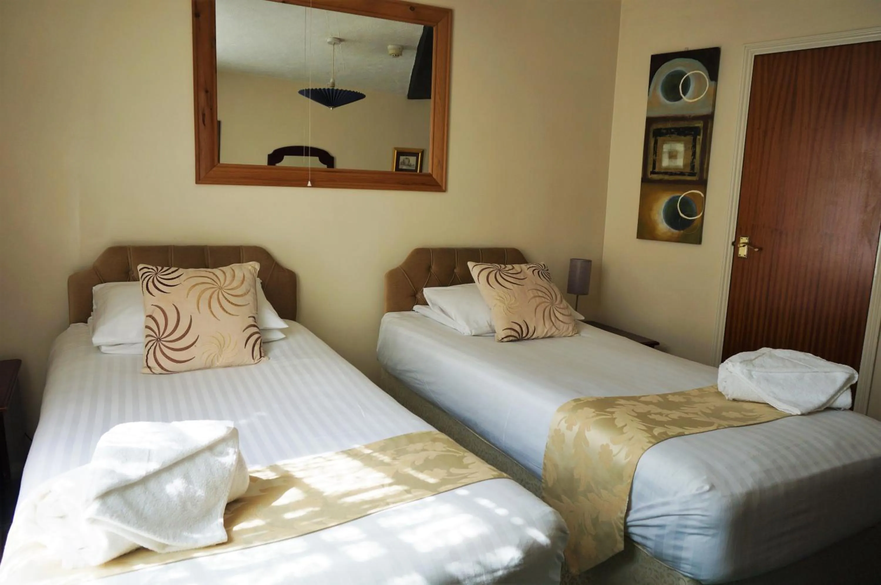 Photo of the whole room, Bed in Greyfriars Lodge Canterbury