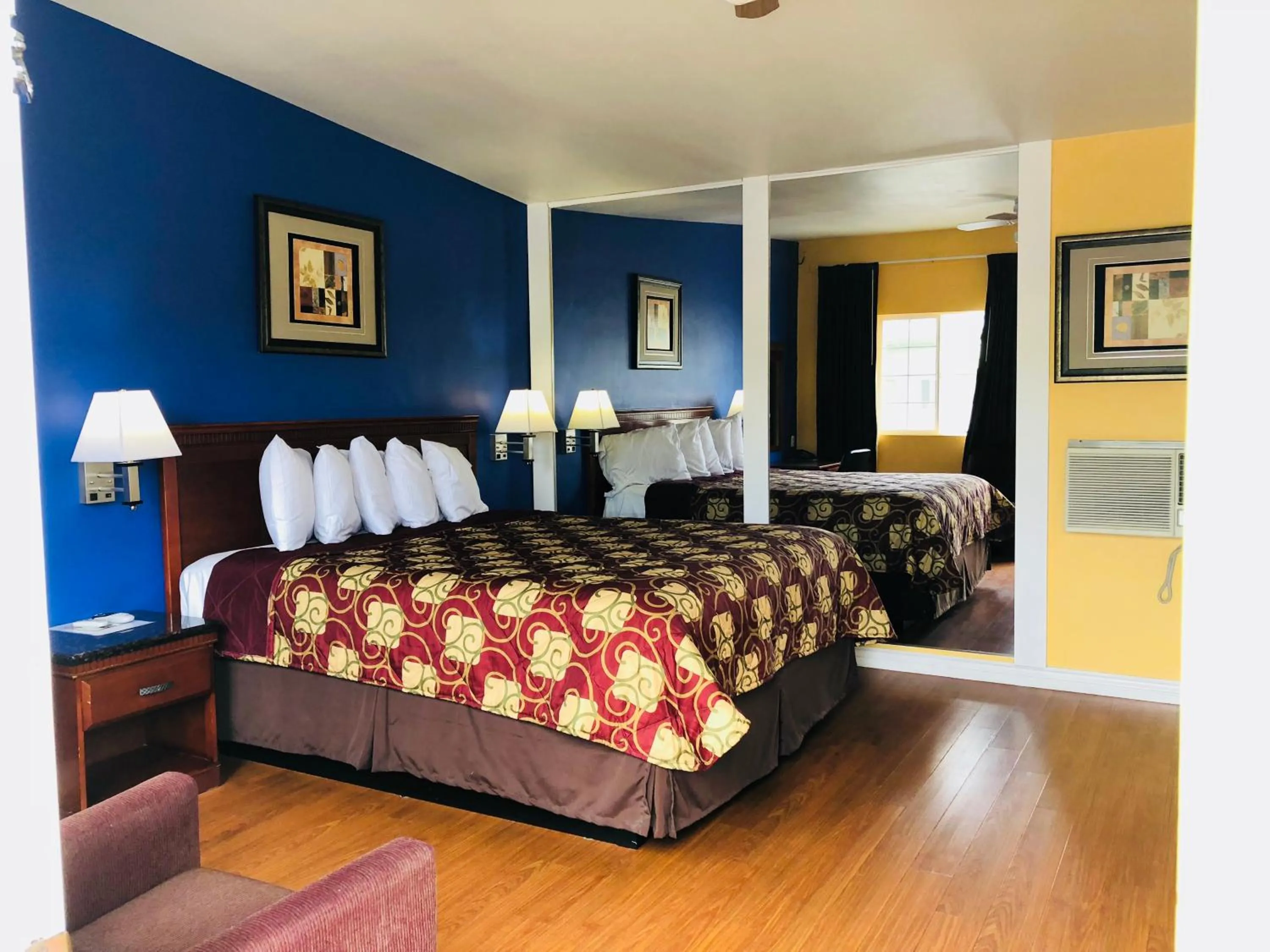 Bed in Encore Motel Near Marina Del Rey, Culver City & Venice