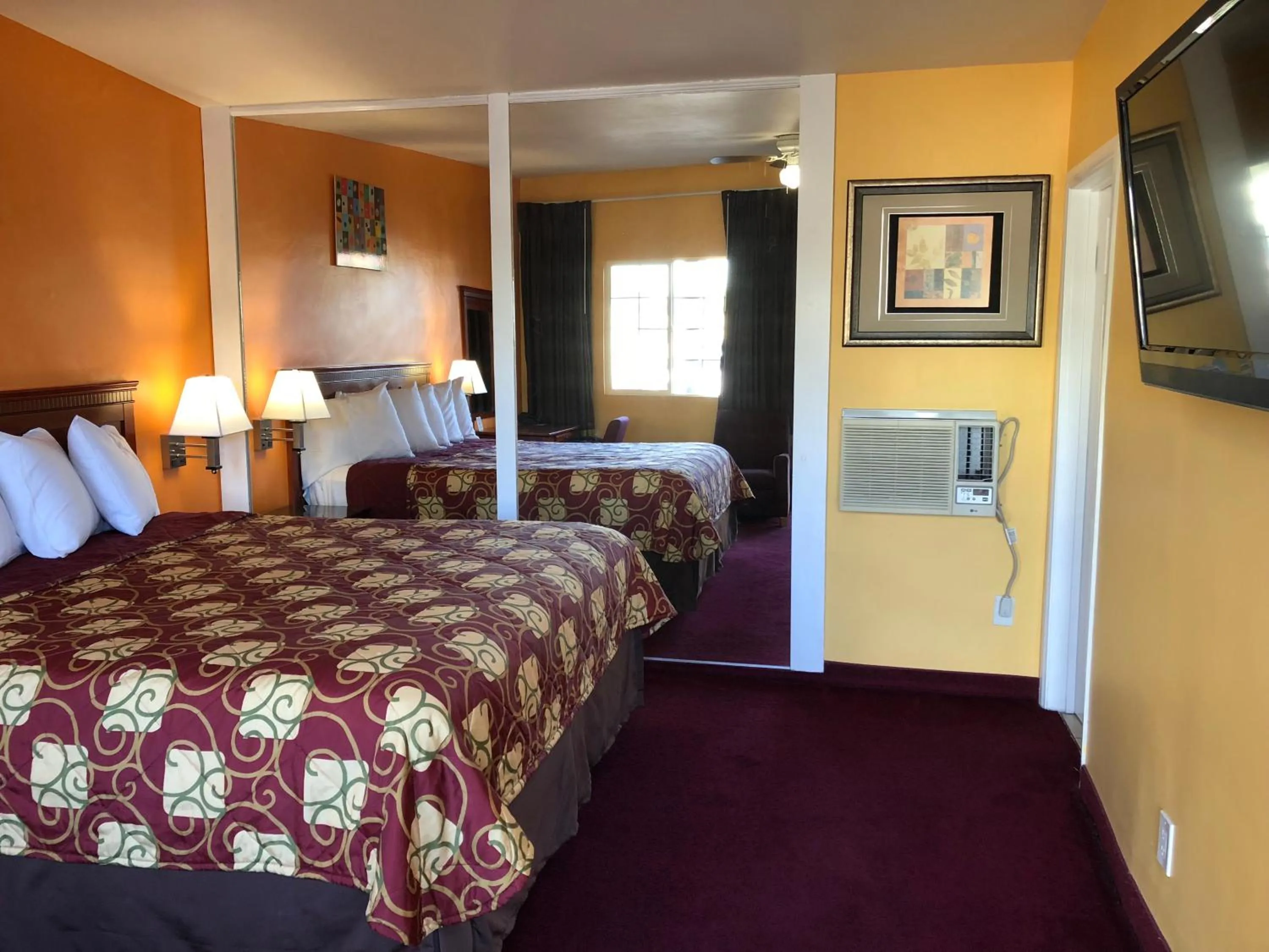 Bed in Encore Motel Near Marina Del Rey, Culver City & Venice