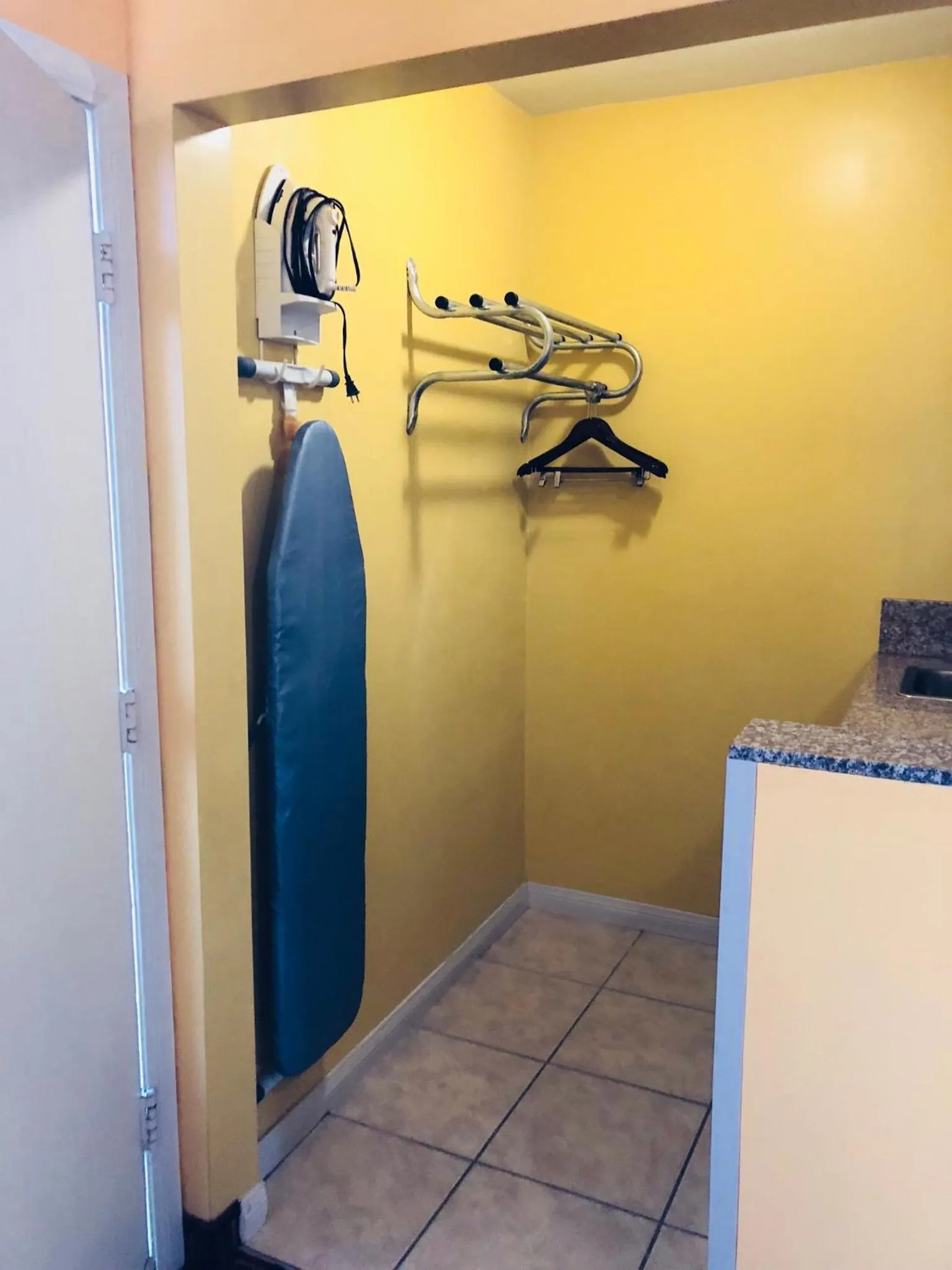 Kitchen or kitchenette in Encore Motel Near Marina Del Rey, Culver City & Venice