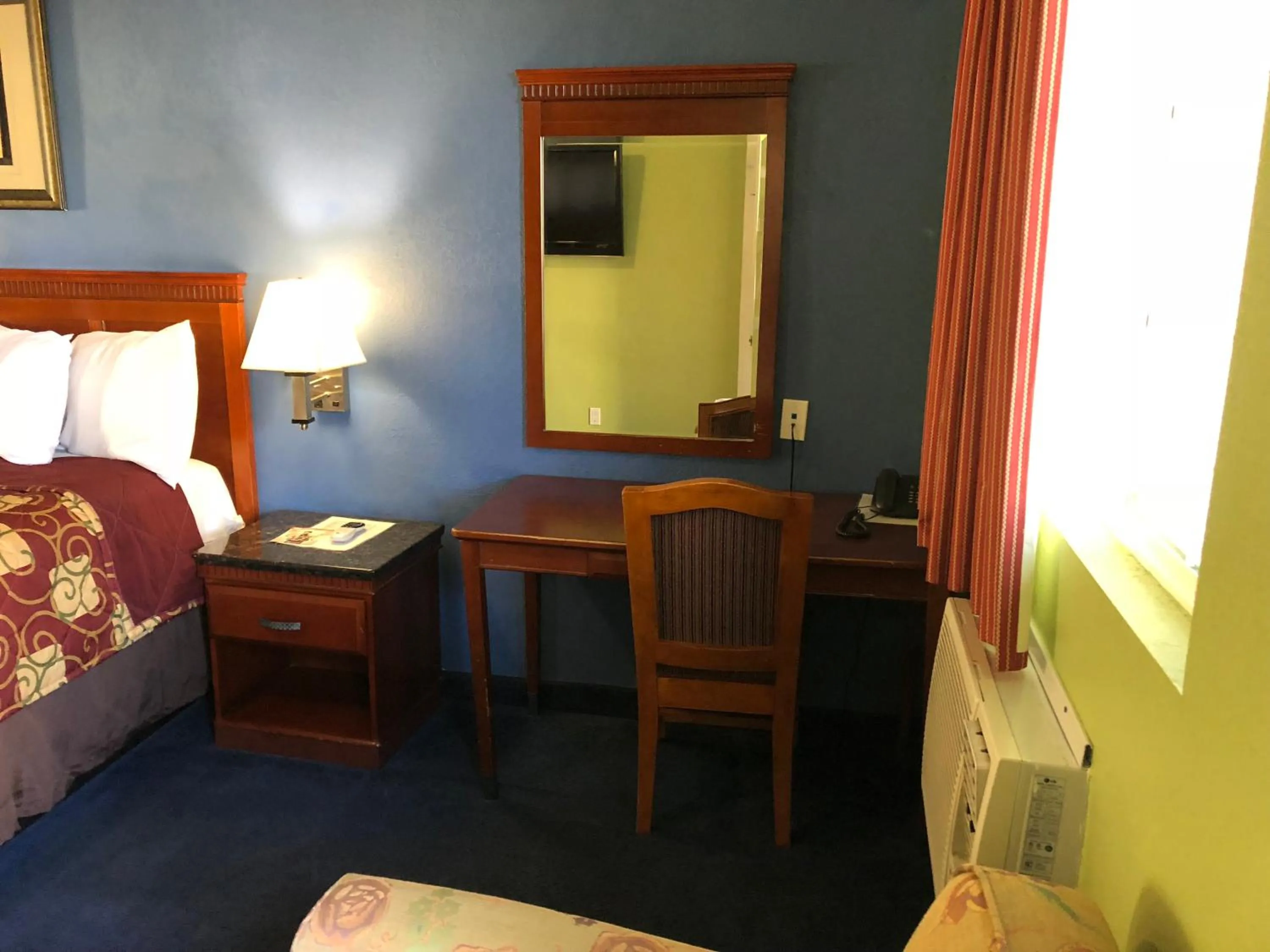 Seating area, Bed in Encore Motel Near Marina Del Rey, Culver City & Venice