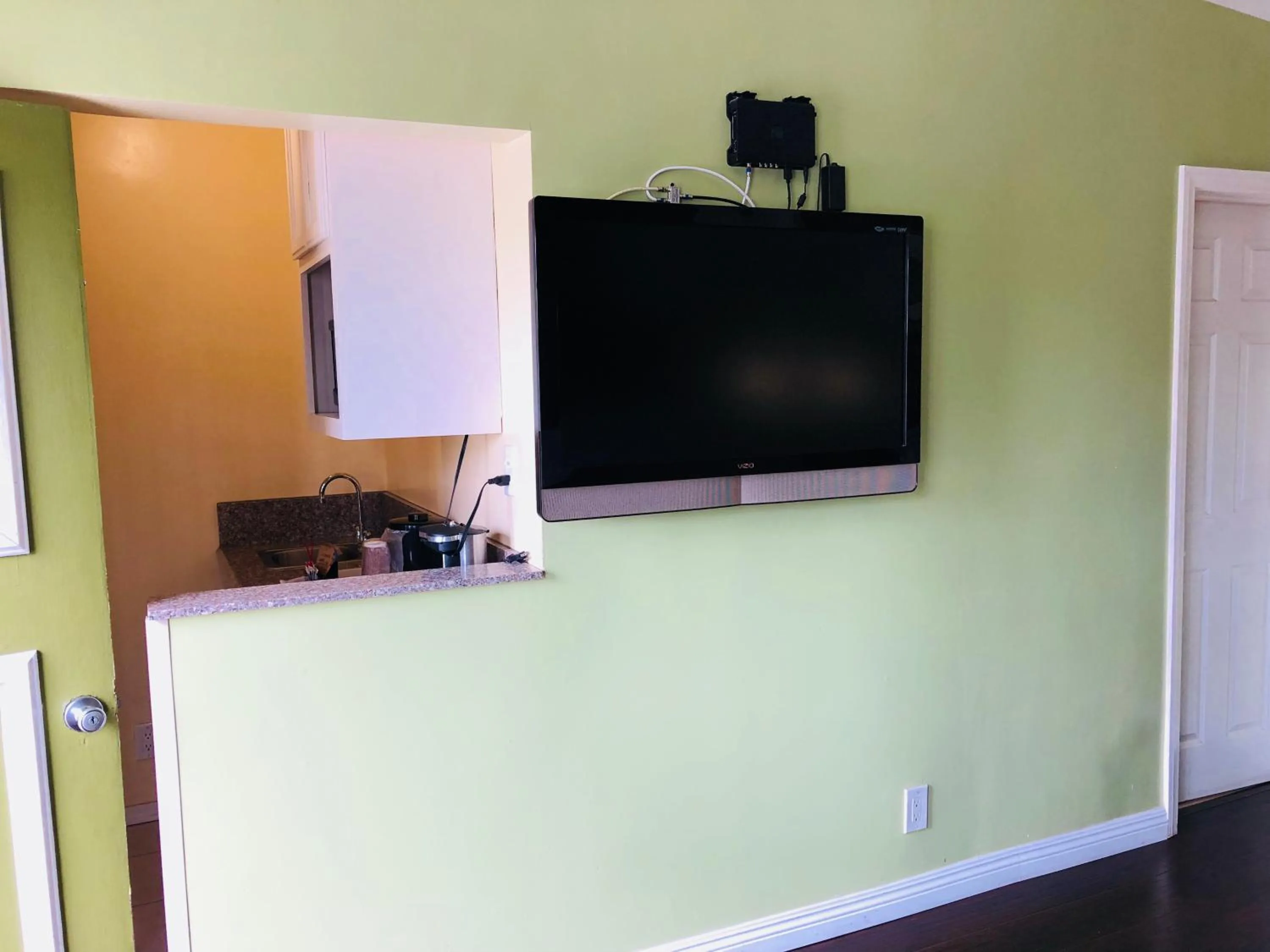 TV and multimedia in Encore Motel Near Marina Del Rey, Culver City & Venice