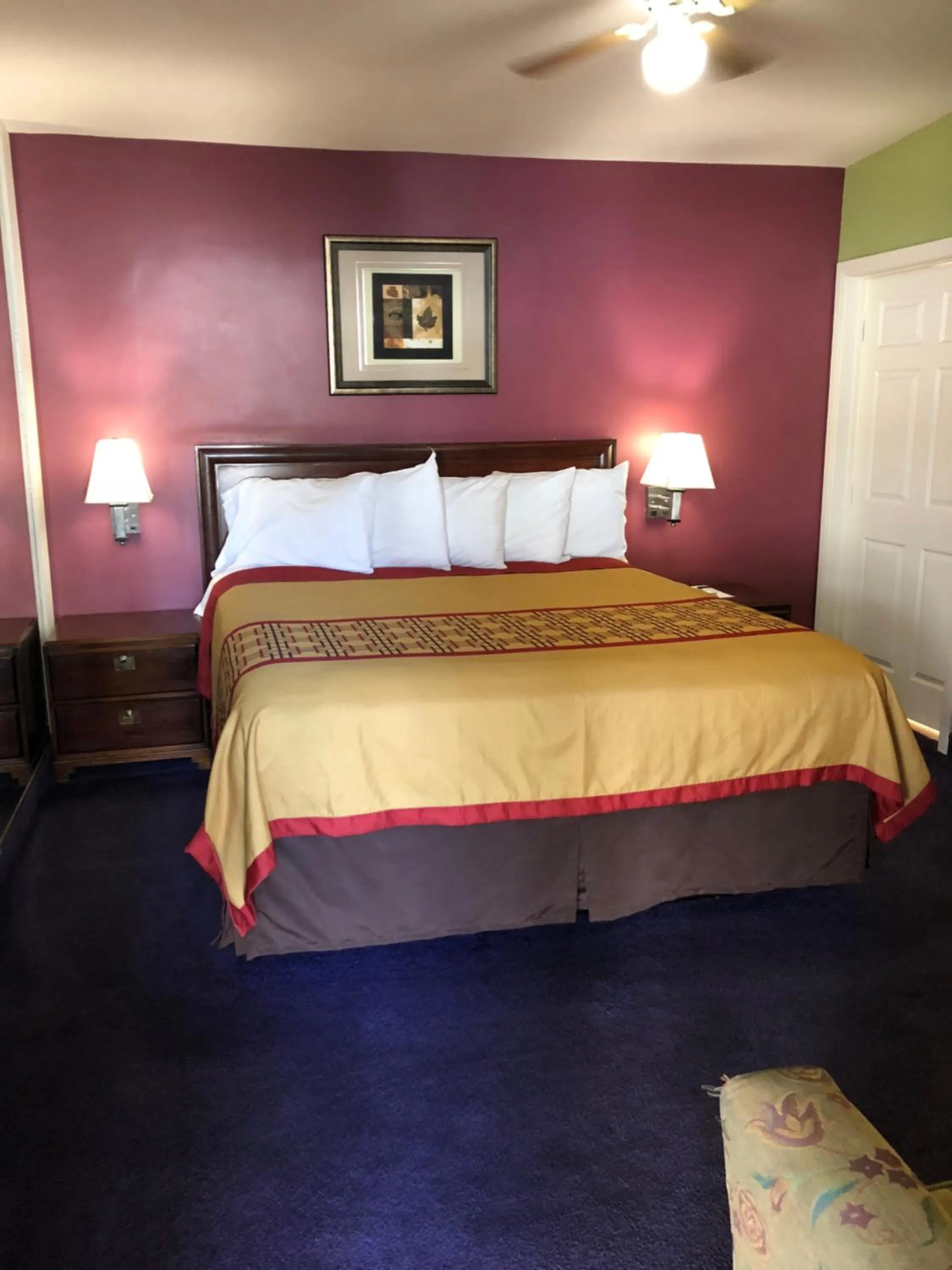 Bed in Encore Motel Near Marina Del Rey, Culver City & Venice