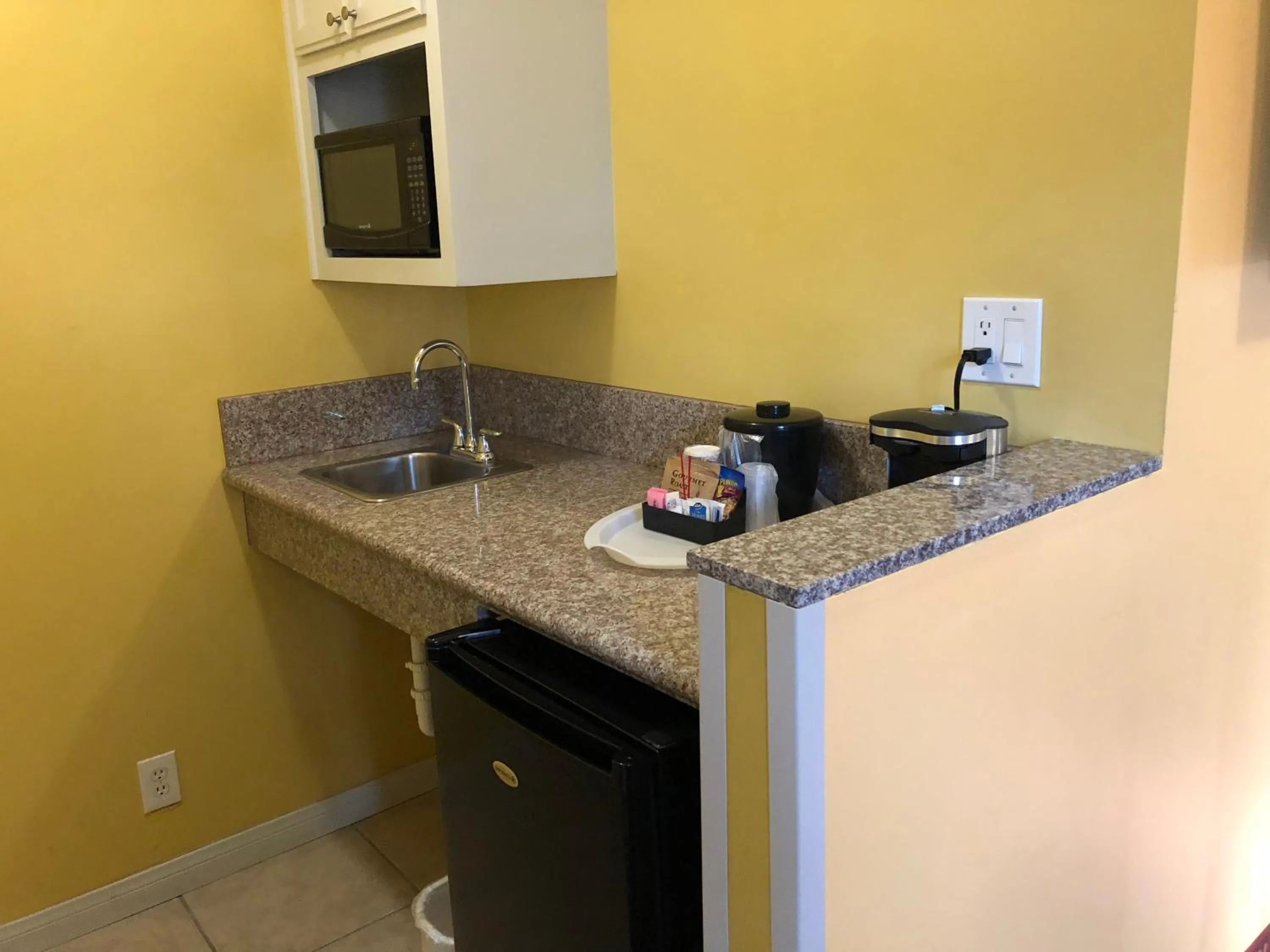 Kitchen or kitchenette in Encore Motel Near Marina Del Rey, Culver City & Venice