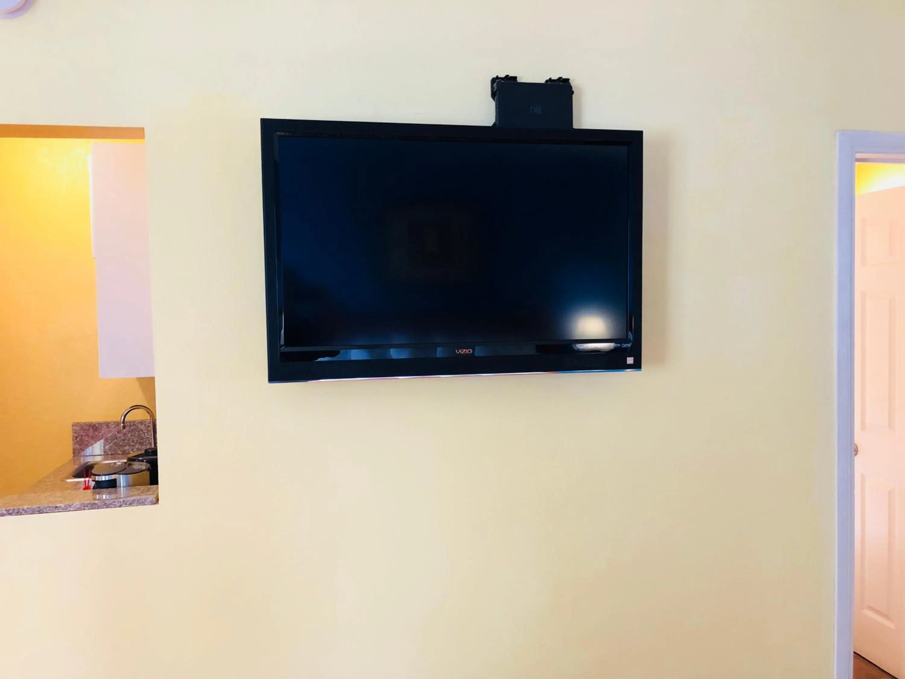 TV and multimedia in Encore Motel Near Marina Del Rey, Culver City & Venice