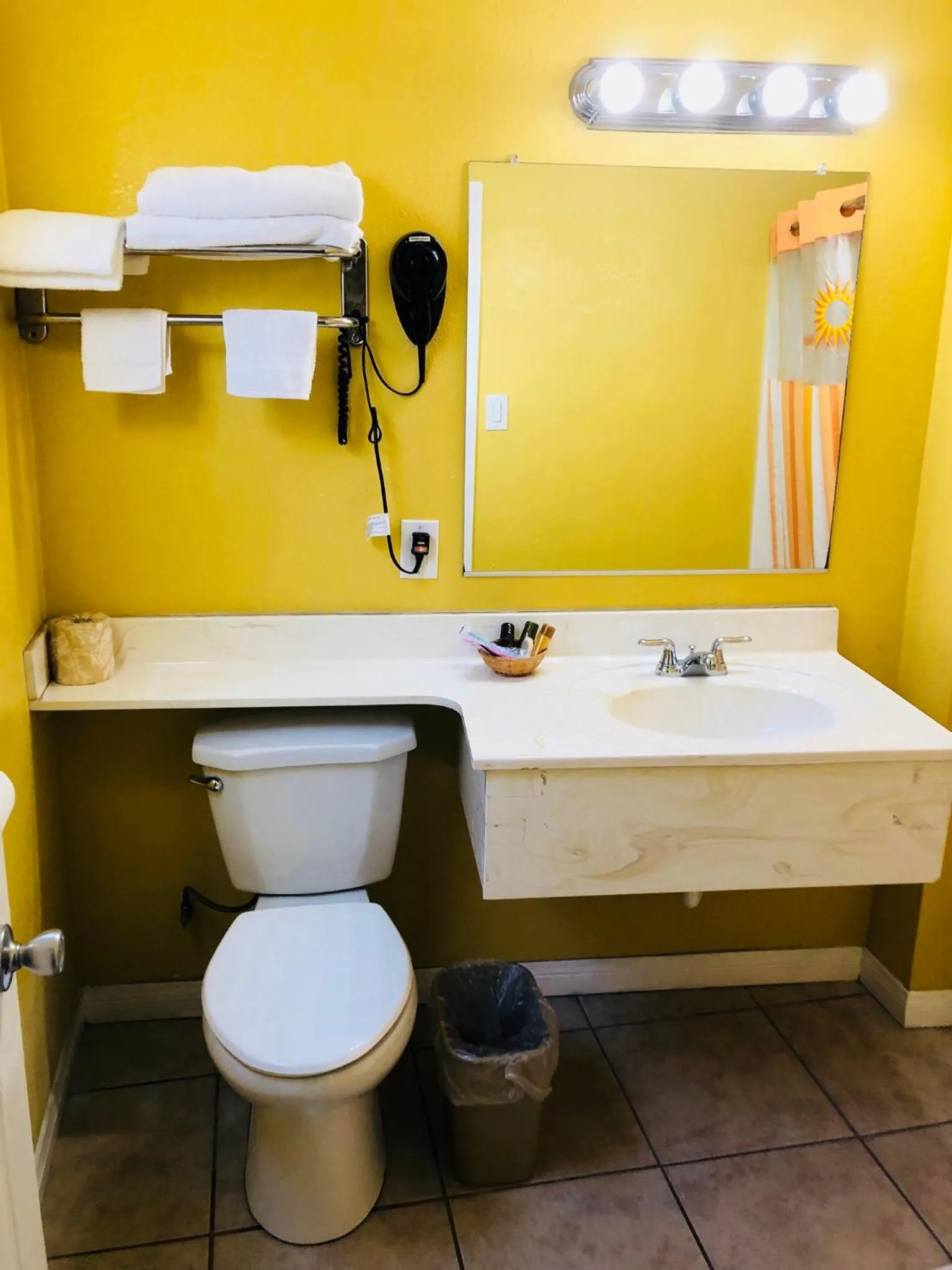 Toilet in Encore Motel Near Marina Del Rey, Culver City & Venice