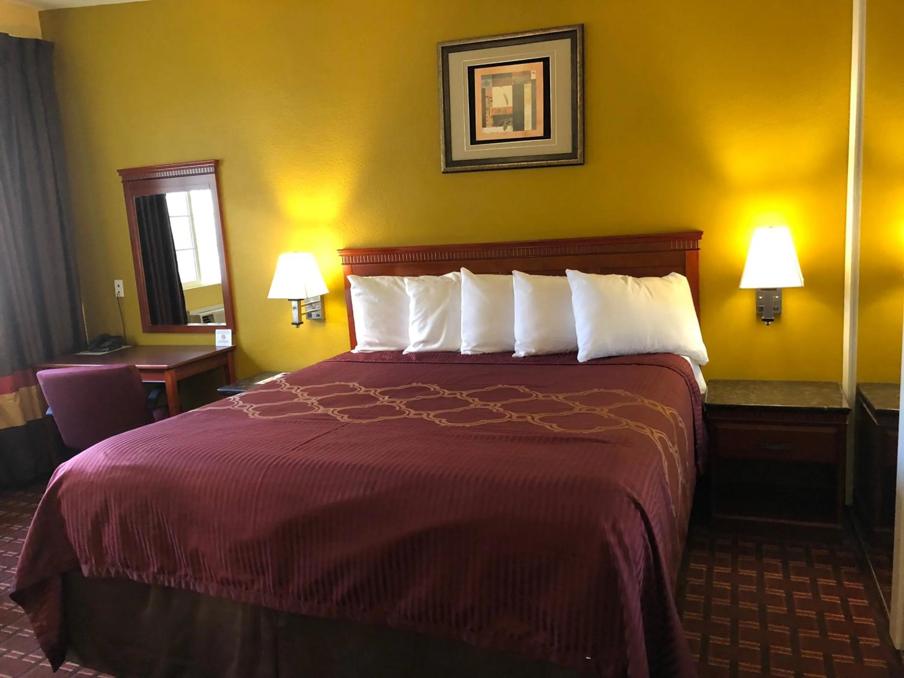 Bed in Encore Motel Near Marina Del Rey, Culver City & Venice