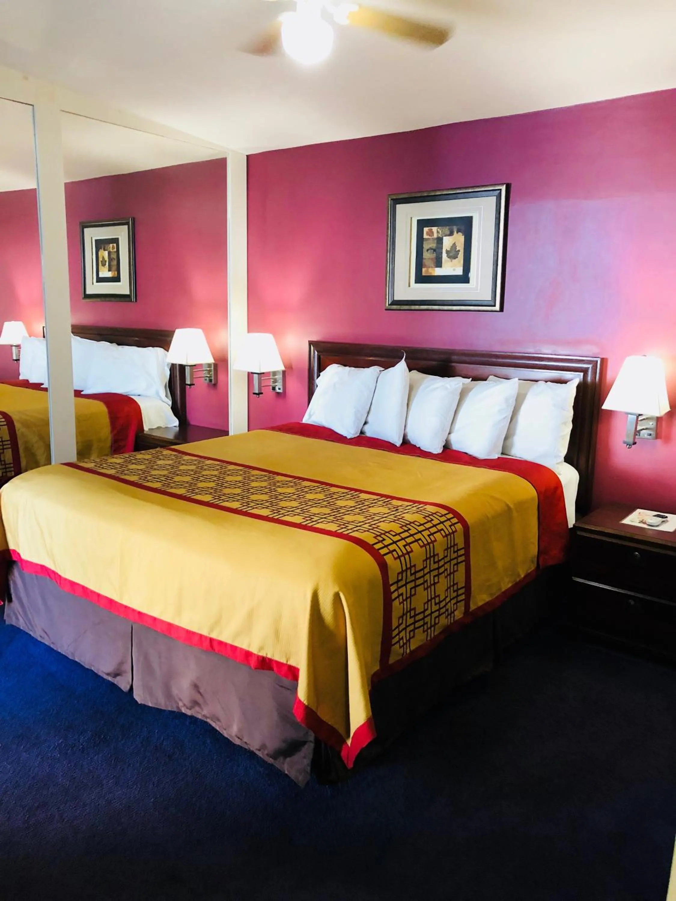 Bed in Encore Motel Near Marina Del Rey, Culver City & Venice