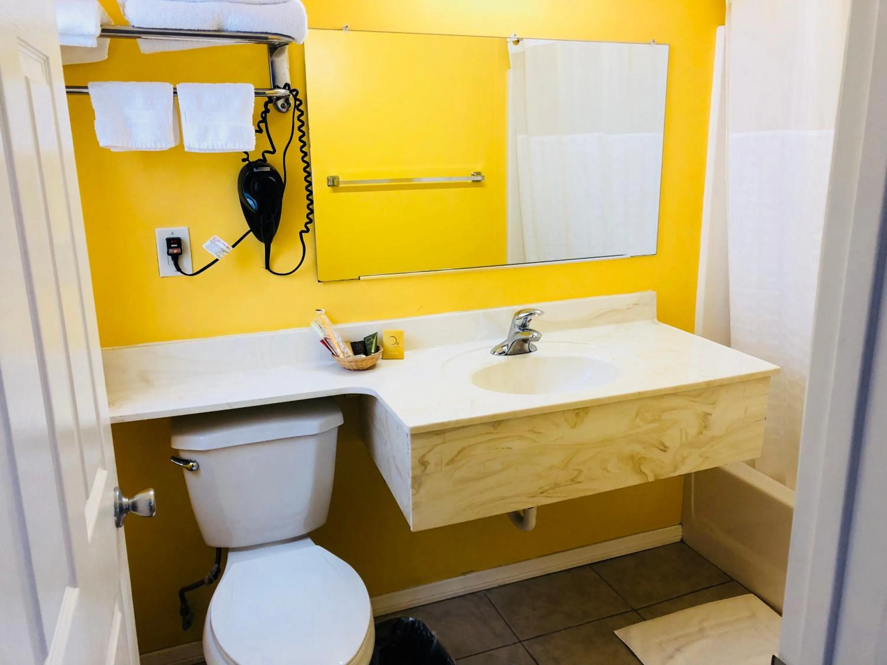 Toilet in Encore Motel Near Marina Del Rey, Culver City & Venice