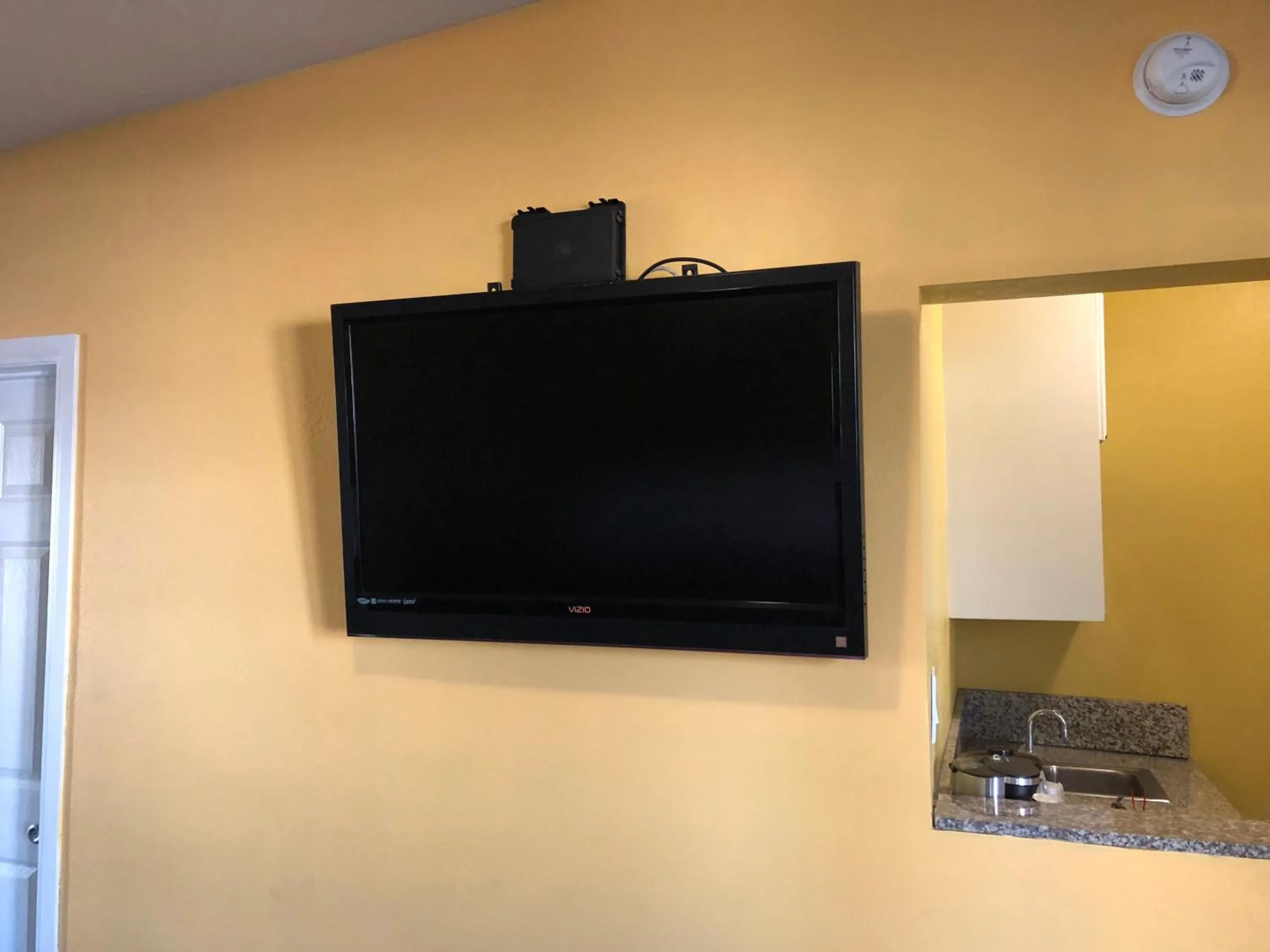 TV and multimedia in Encore Motel Near Marina Del Rey, Culver City & Venice