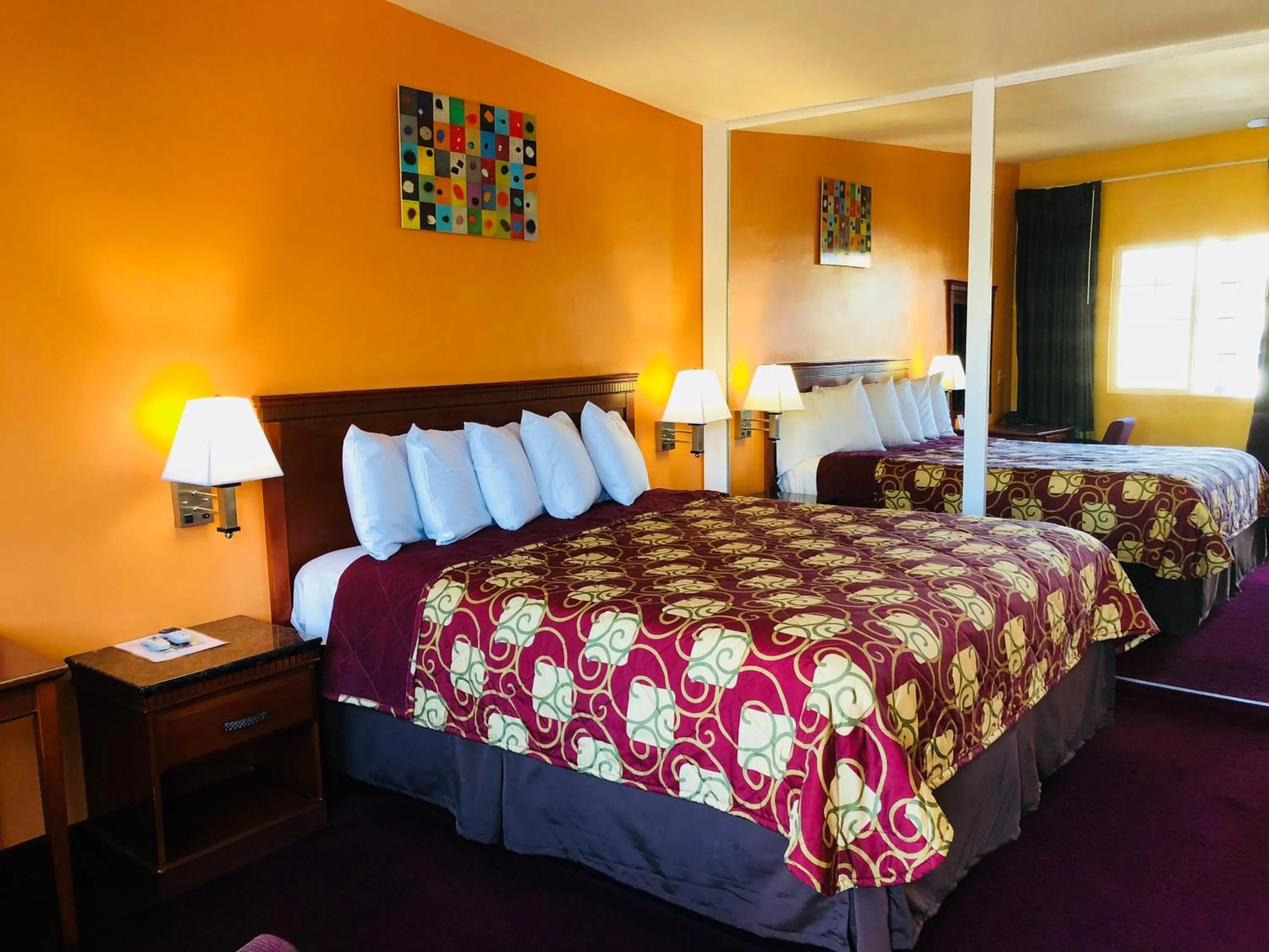 Bed in Encore Motel Near Marina Del Rey, Culver City & Venice