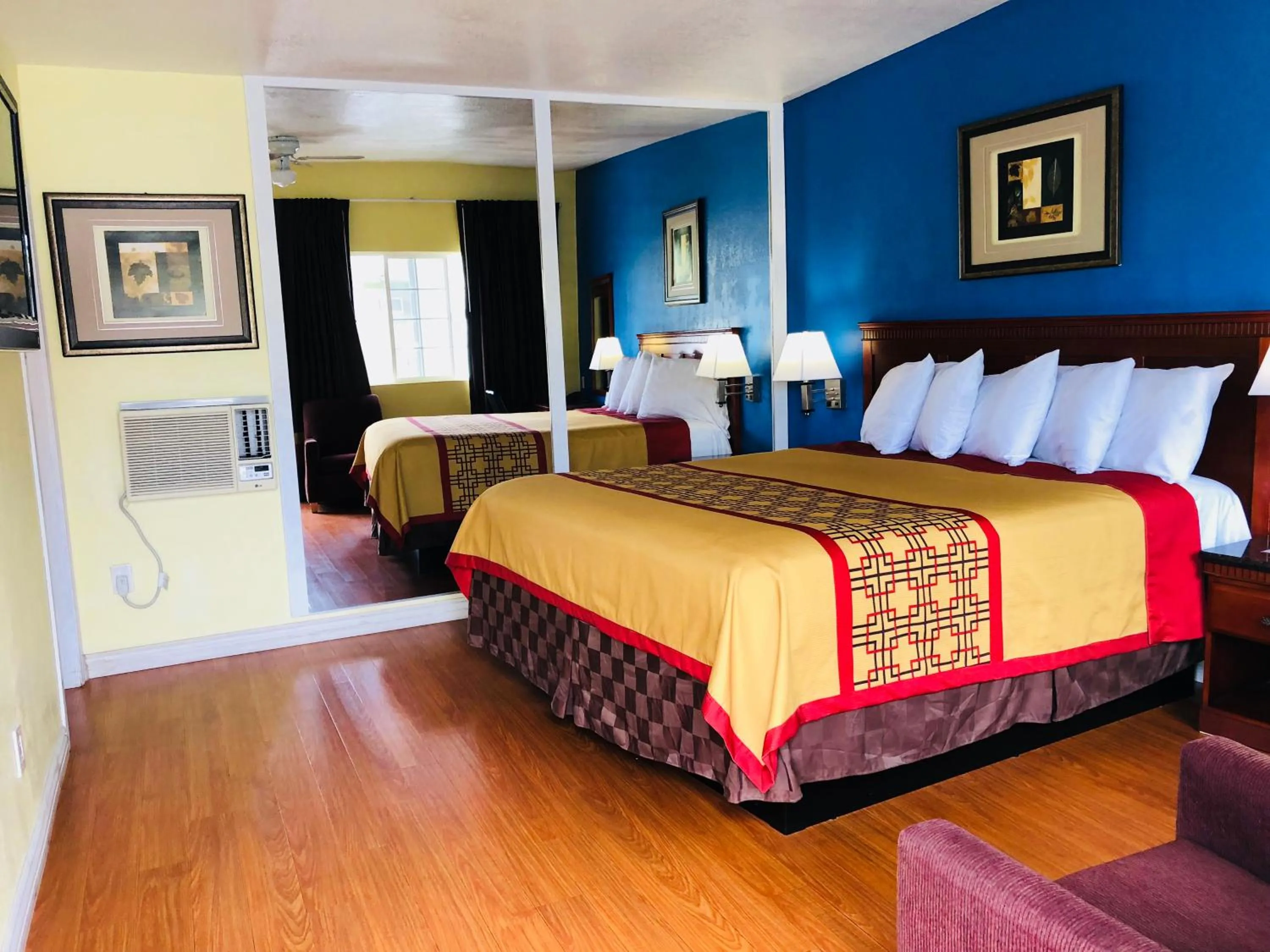 Bed in Encore Motel Near Marina Del Rey, Culver City & Venice