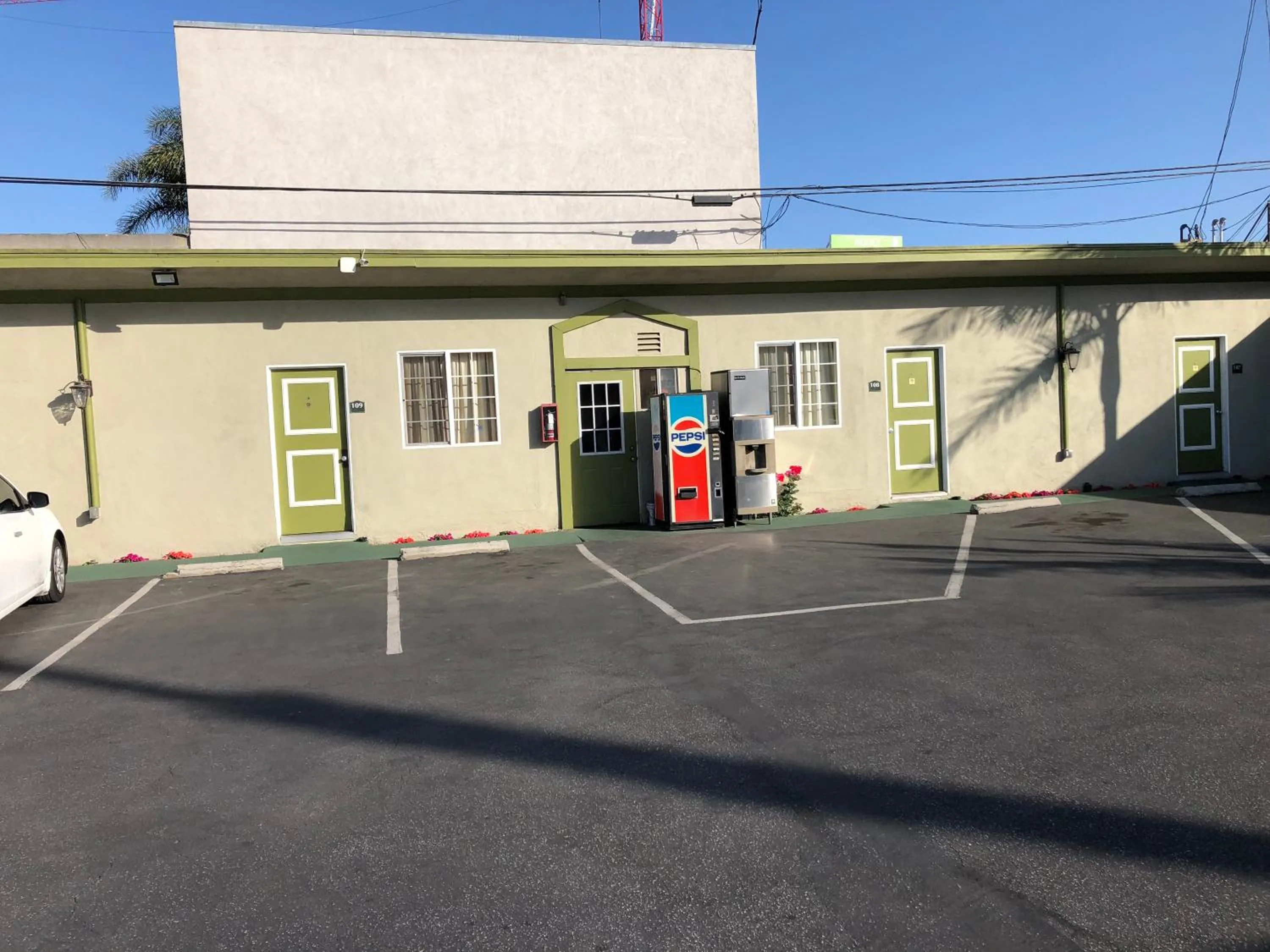 Property building in Encore Motel Near Marina Del Rey, Culver City & Venice
