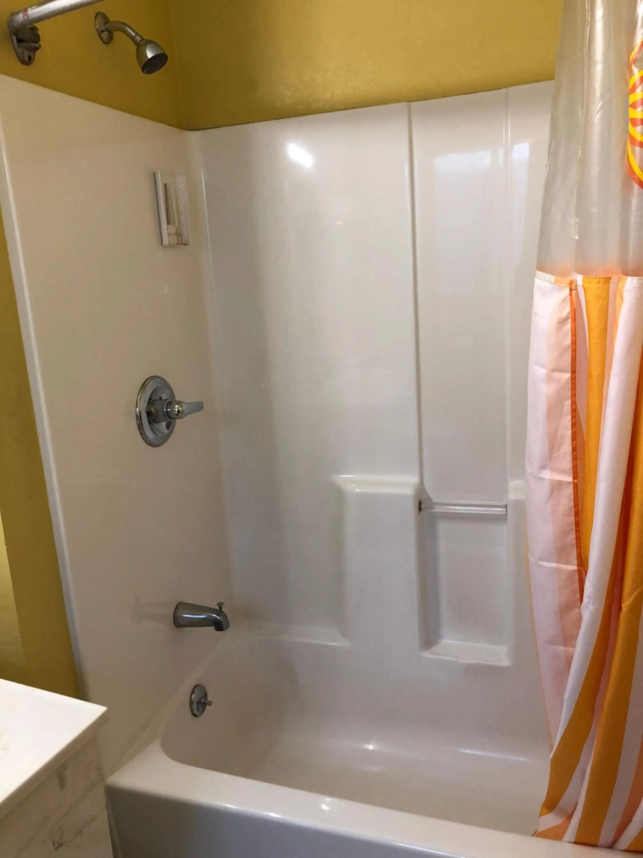 Shower in Encore Motel Near Marina Del Rey, Culver City & Venice