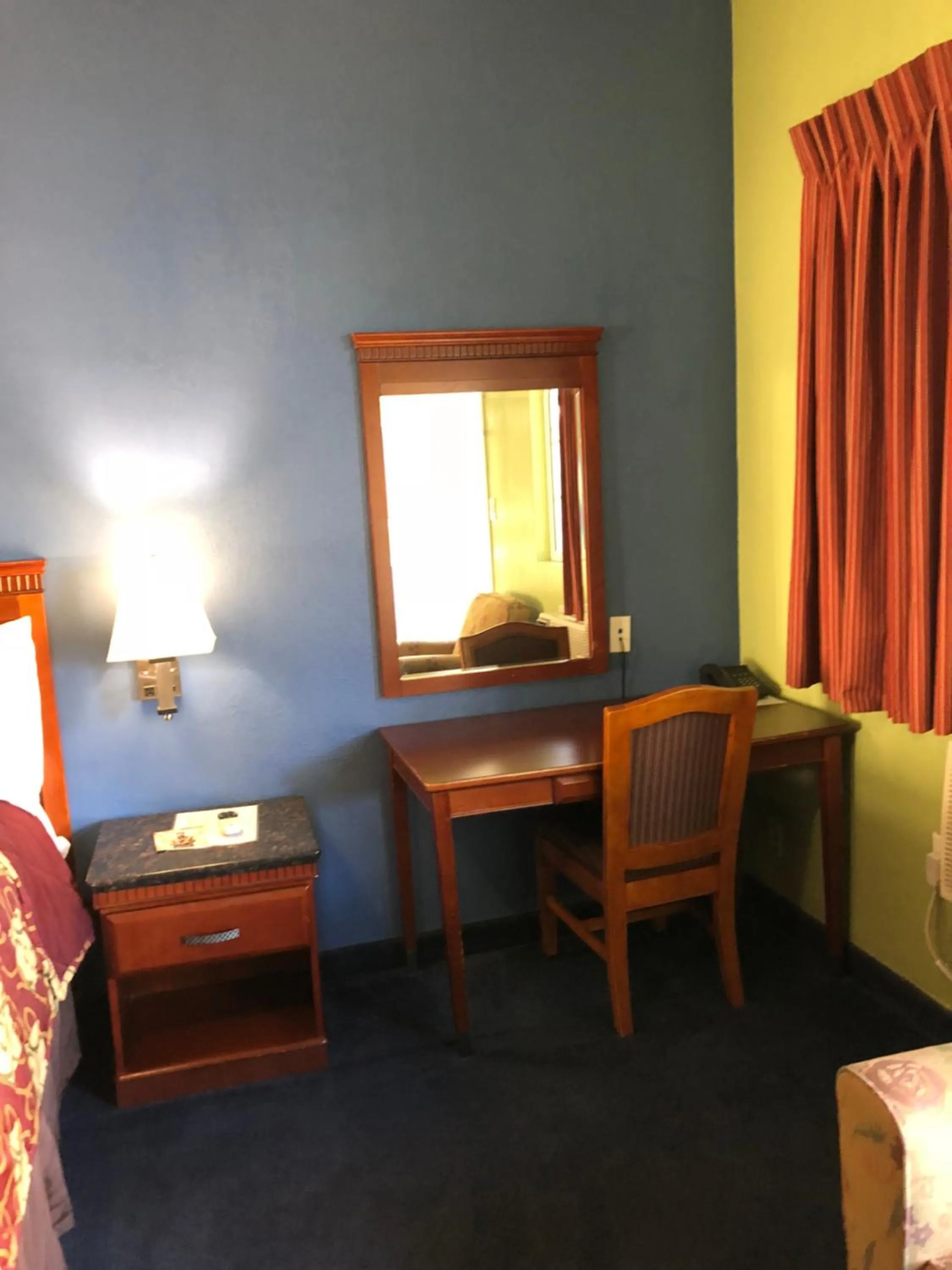 Seating area in Encore Motel Near Marina Del Rey, Culver City & Venice