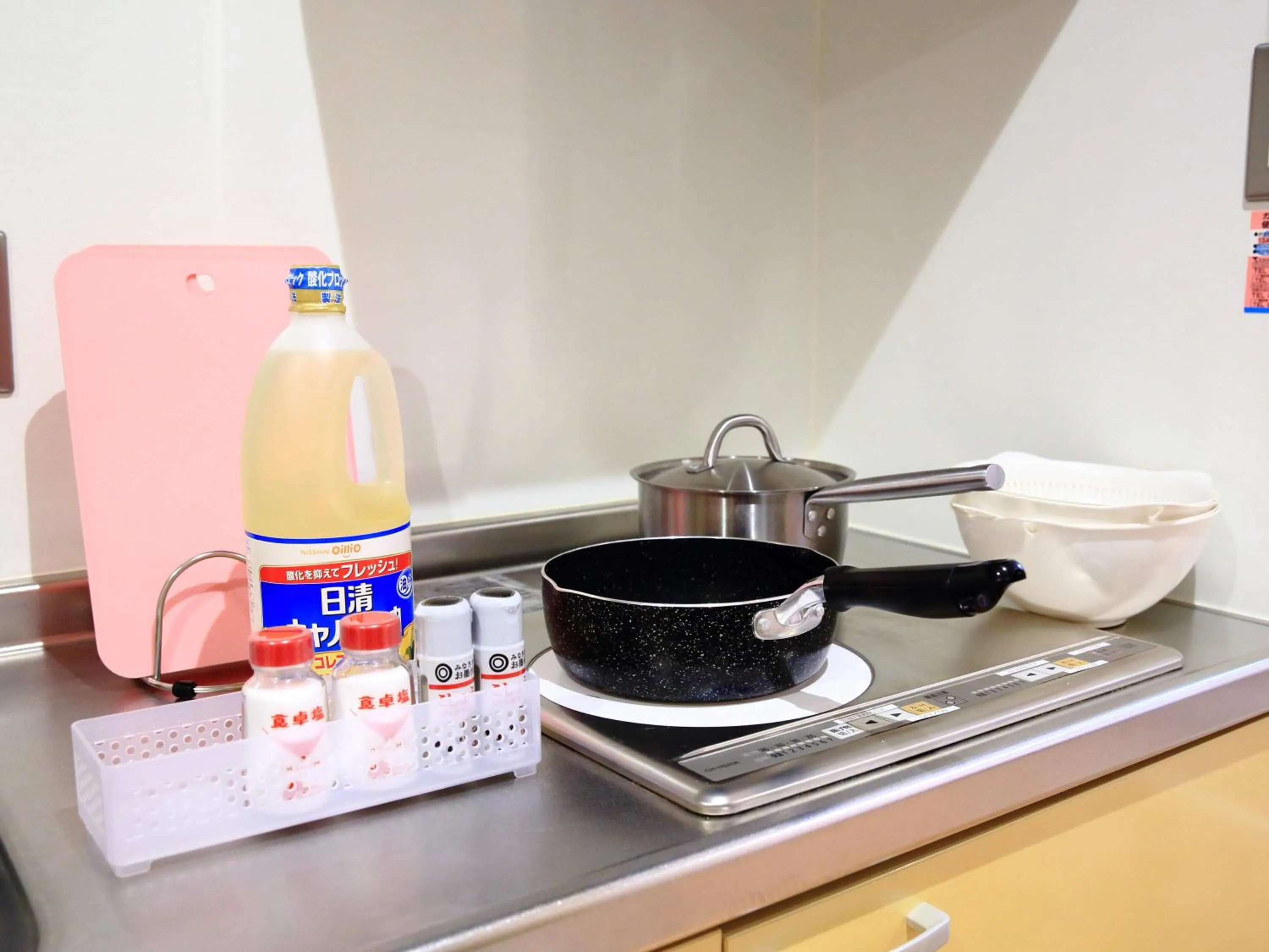 Communal kitchen in コージーイン 東京桜新町