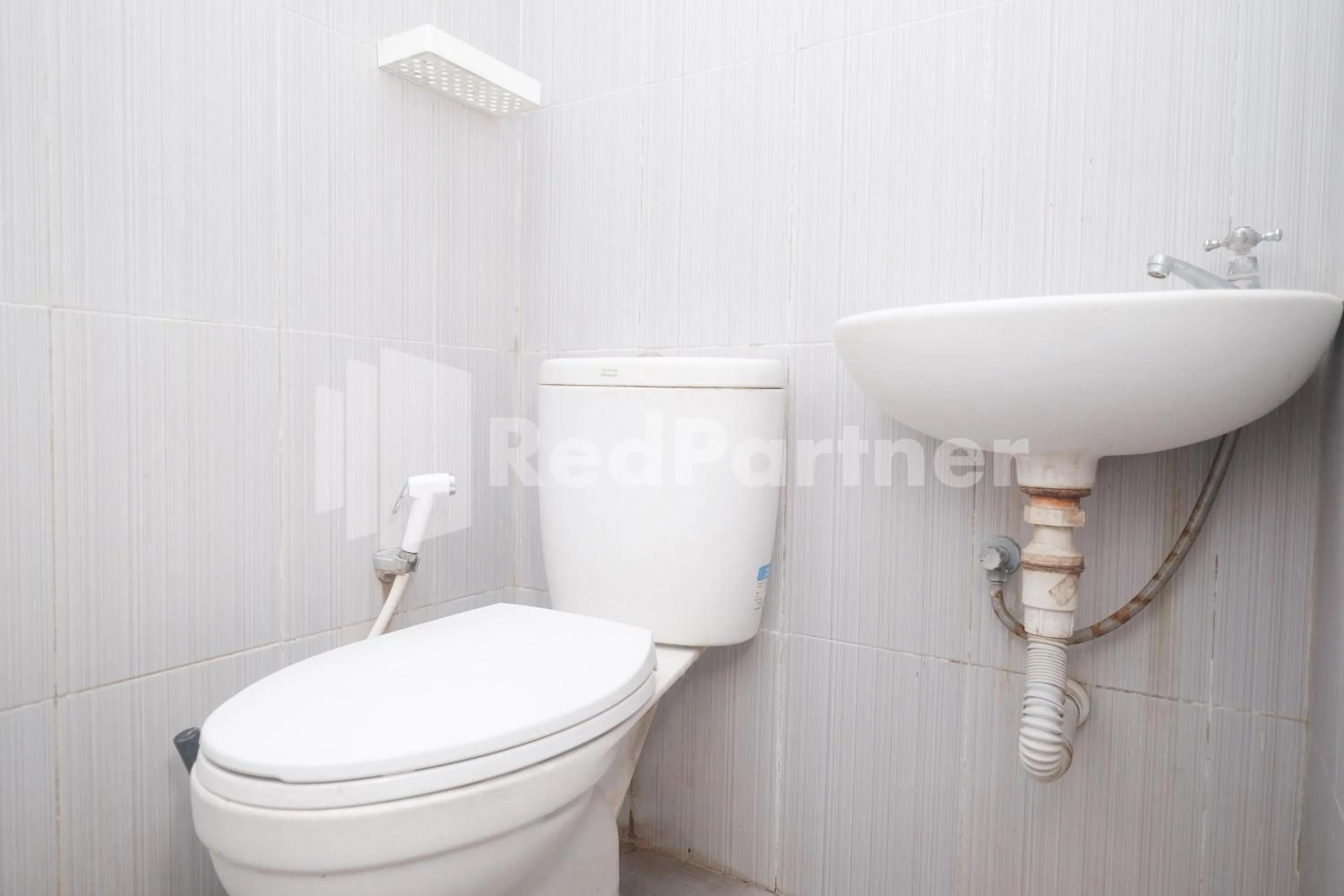 Bathroom in Griya Loka 1 Syariah Near RSUD Dr Kariadi Mitra RedDoorz