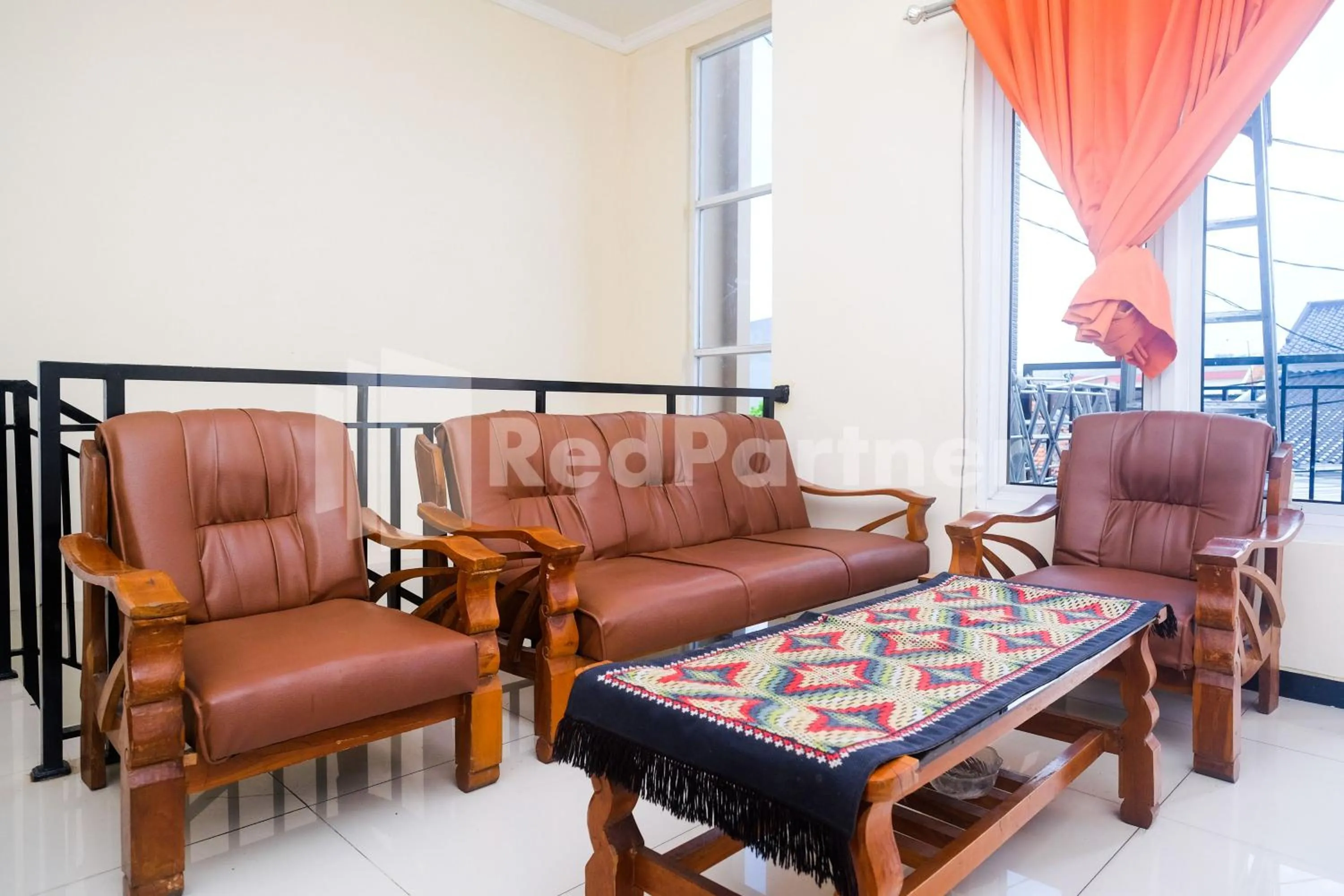 Seating area in Griya Loka 1 Syariah Near RSUD Dr Kariadi Mitra RedDoorz