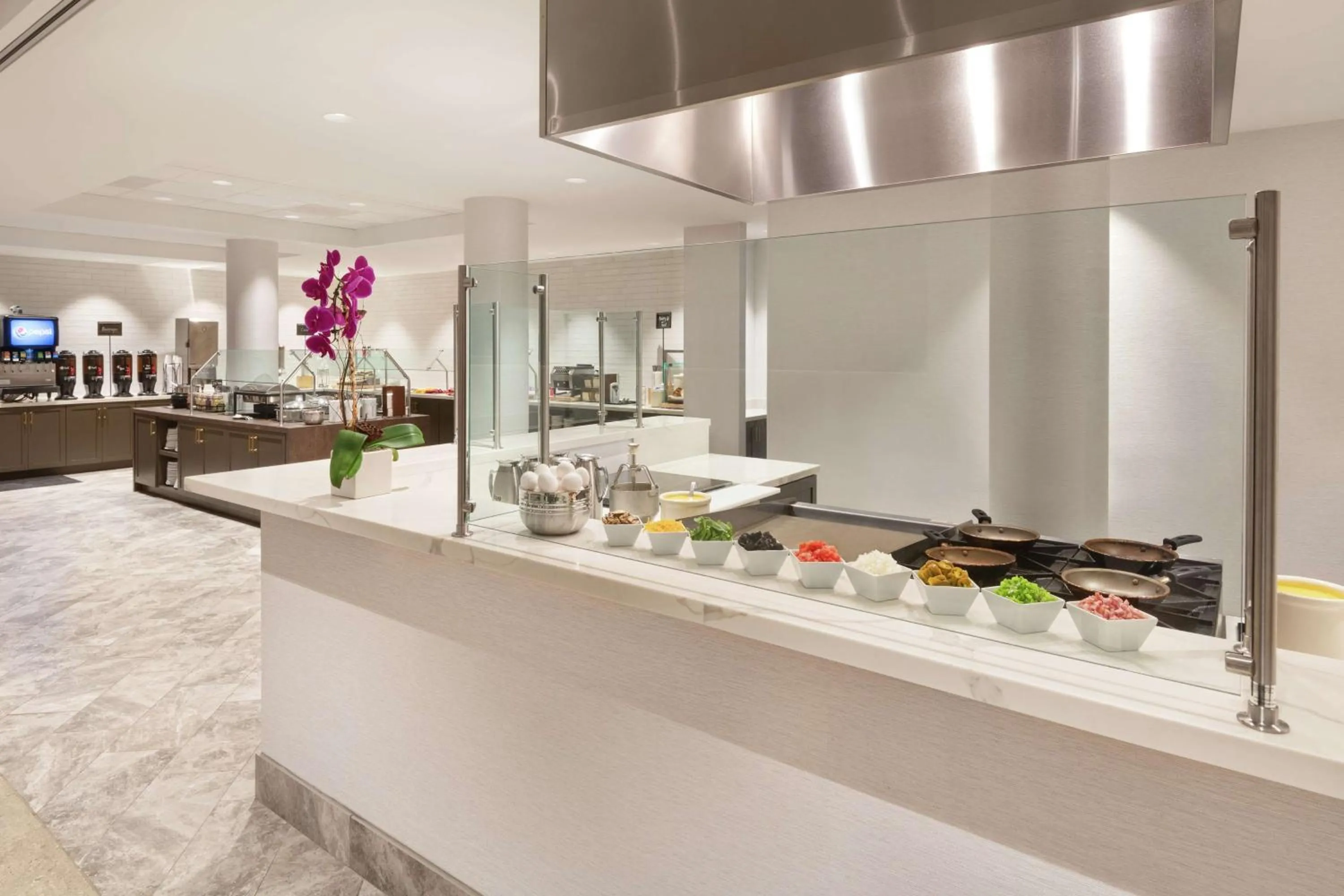 Dining area in Embassy Suites Tysons Corner
