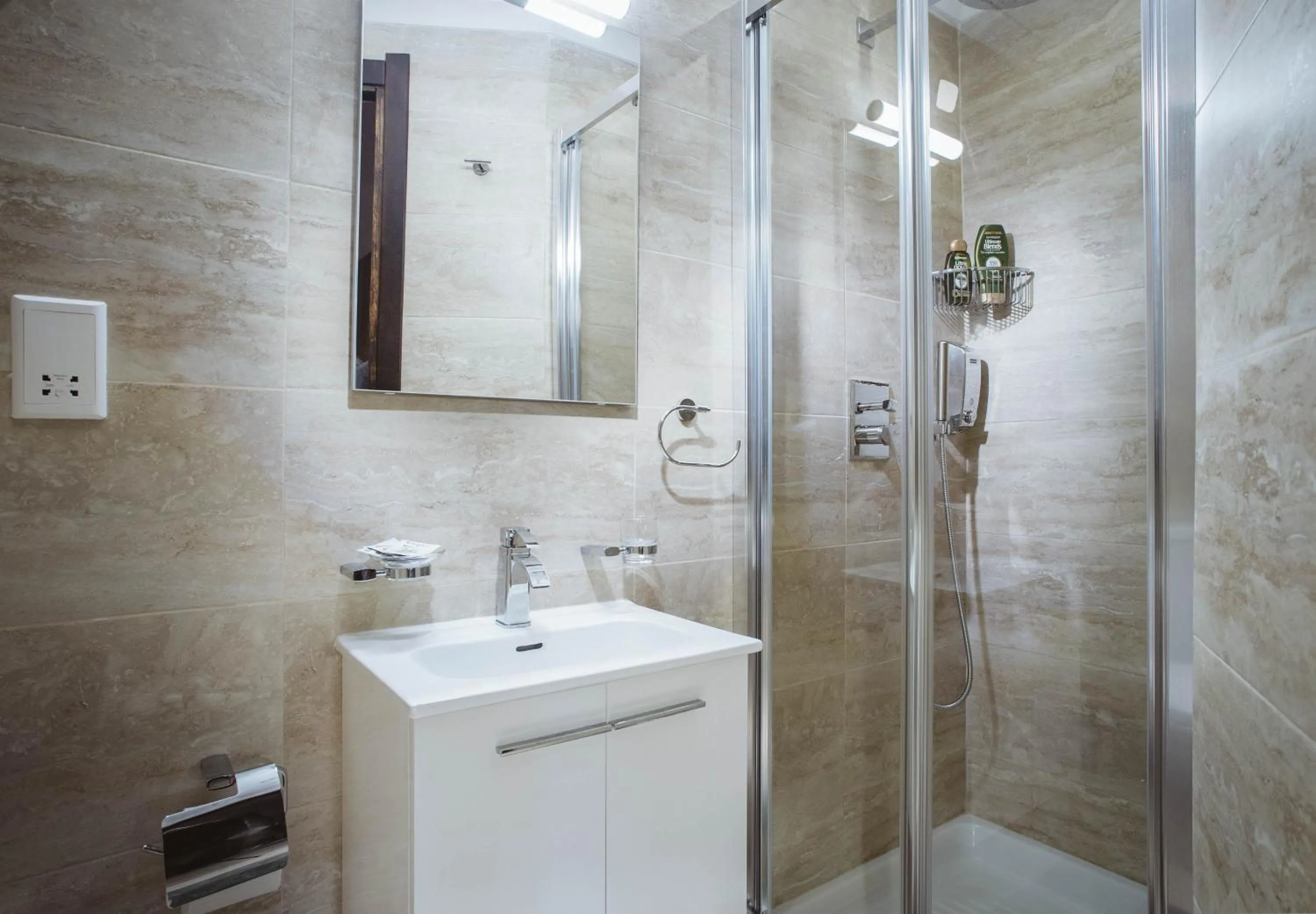 Shower in Fauzia B&B