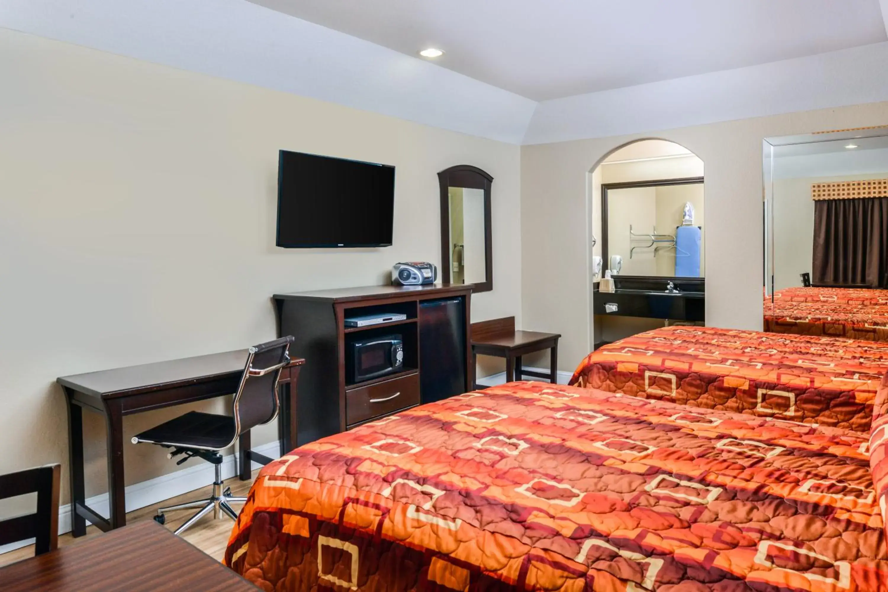 Queen Room with Two Queen Beds - Non-Smoking in Scottish Inn and Suites Highway Six South Queen Room with Two Queen Beds - Non-Smoking in Scottish Inn and Suites Highway Six South