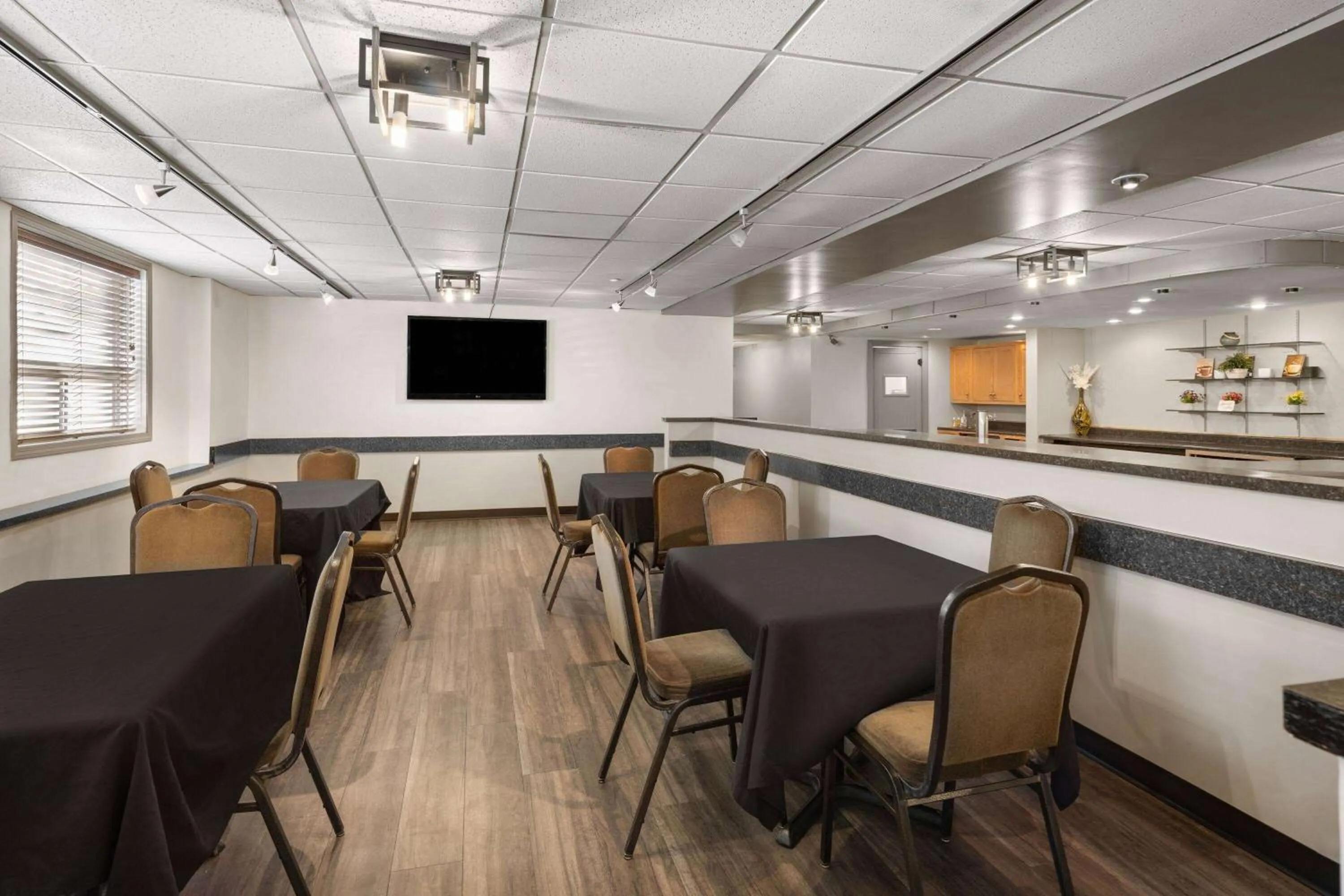 Lounge or bar in Vantage Inn & Suites