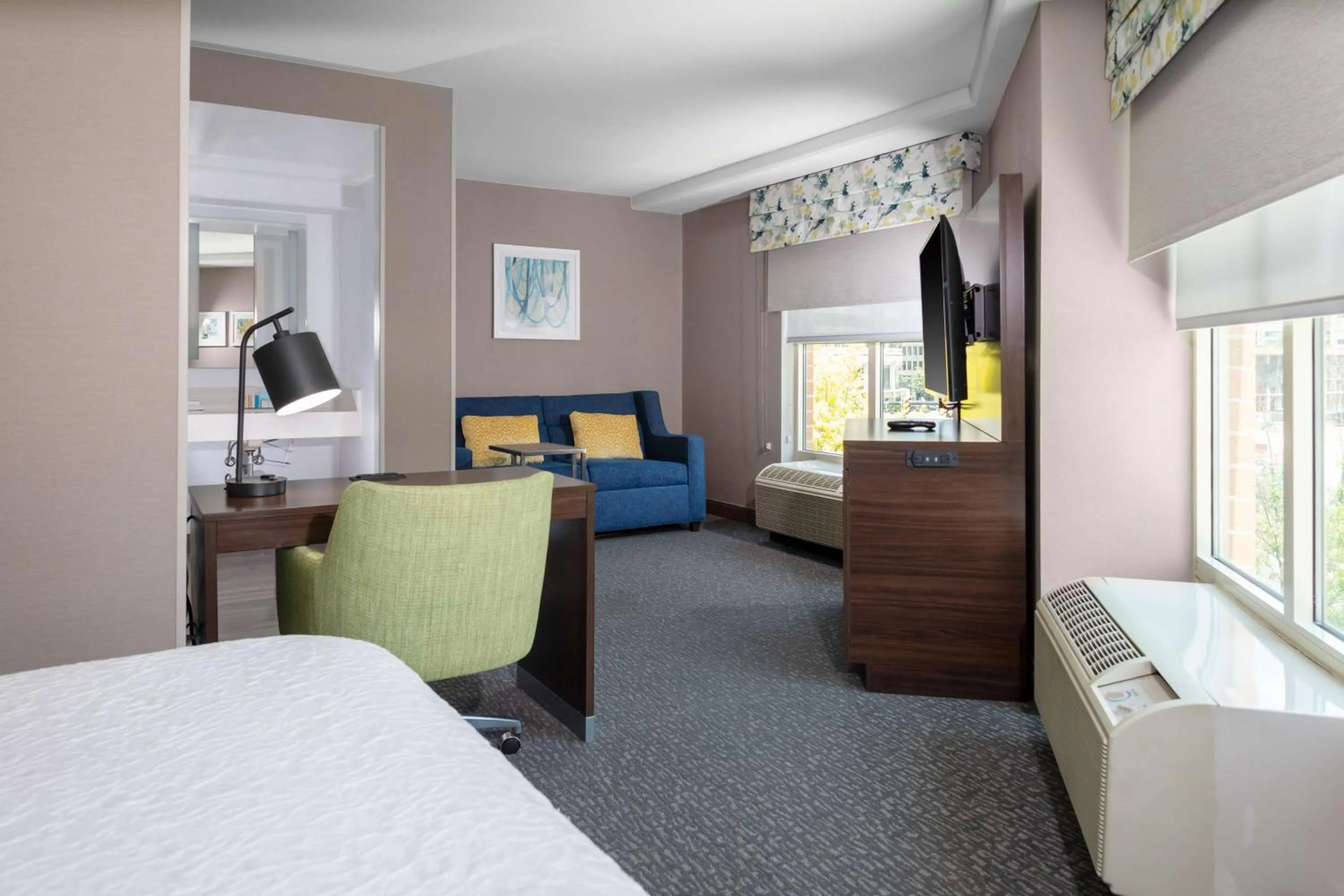 Bedroom, Bed in Hampton Inn & Suites Arlington Crystal City DCA